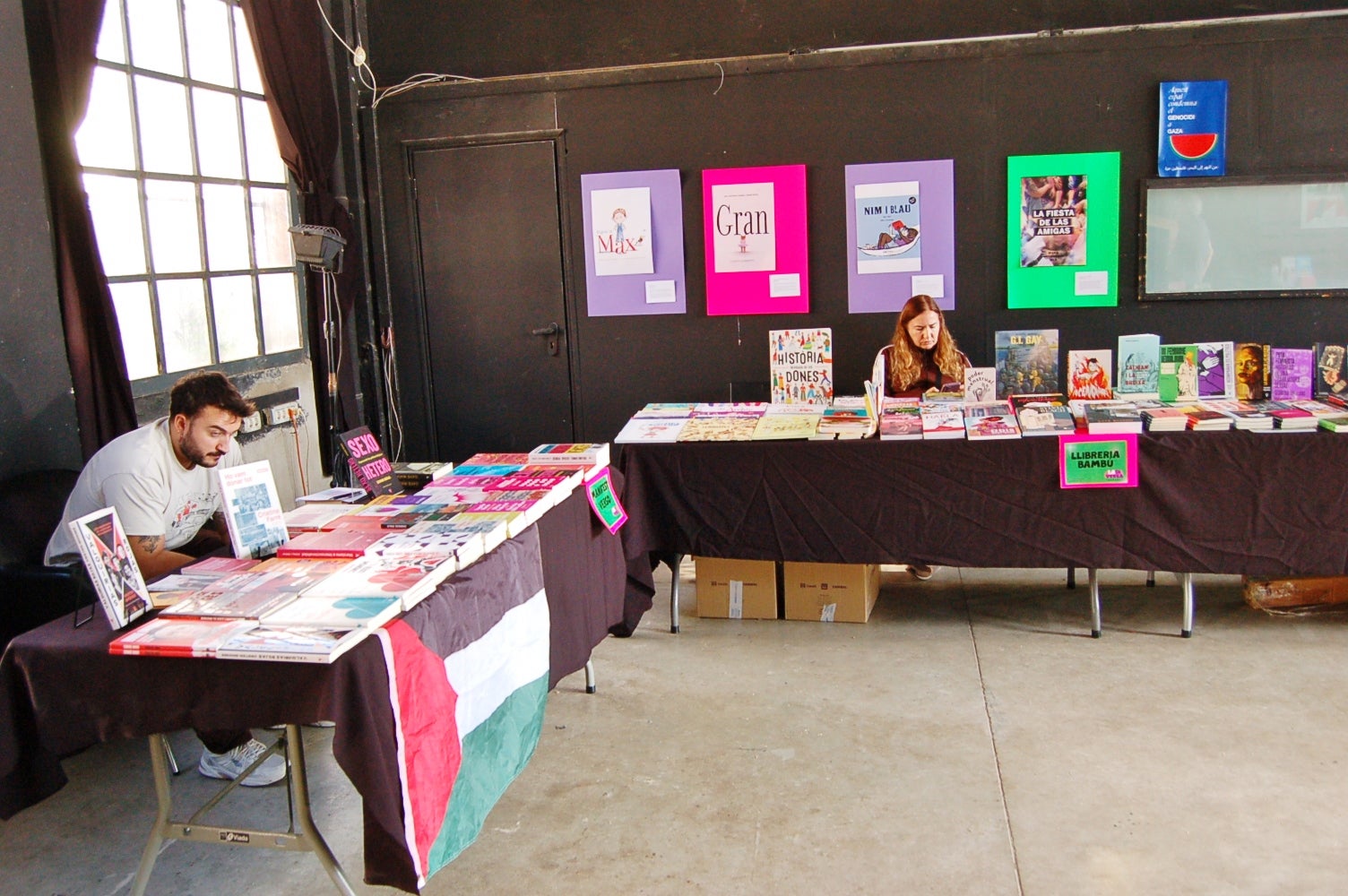 L'Ateneu Candela de Terrassa va celebrar aquest dissabte la segona edició de 'La Diversa', la fira del llibre LGTBIQ+ de la ciutat per a reflexionar 'des d'una mirada dissident sobre els gèneres, els cossos i les sexualitats'. Ho organitzava l'Ajuntament i la llibreria La Synusia. A la seu de l'Ateneu del carrer Montserrat, una desena d'entitats, col·lectius i editorials van exposar llibres sobre la temàtica i s'hi van fer presentacions, xerrades i tallers, a més de poder-se veure part de l'exposició 'Amb els ulls posats al llibre LGTBIQ+', que es complementava a la Biblioteca Central de Terrassa | Ramon Navarro