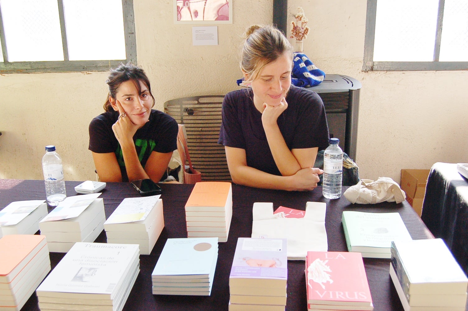 L'Ateneu Candela de Terrassa va celebrar aquest dissabte la segona edició de 'La Diversa', la fira del llibre LGTBIQ+ de la ciutat per a reflexionar 'des d'una mirada dissident sobre els gèneres, els cossos i les sexualitats'. Ho organitzava l'Ajuntament i la llibreria La Synusia. A la seu de l'Ateneu del carrer Montserrat, una desena d'entitats, col·lectius i editorials van exposar llibres sobre la temàtica i s'hi van fer presentacions, xerrades i tallers, a més de poder-se veure part de l'exposició 'Amb els ulls posats al llibre LGTBIQ+', que es complementava a la Biblioteca Central de Terrassa | Ramon Navarro