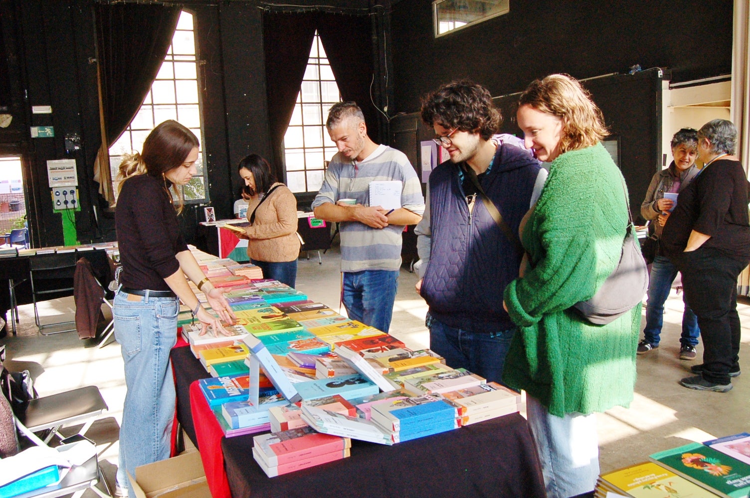 L'Ateneu Candela de Terrassa va celebrar aquest dissabte la segona edició de 'La Diversa', la fira del llibre LGTBIQ+ de la ciutat per a reflexionar 'des d'una mirada dissident sobre els gèneres, els cossos i les sexualitats'. Ho organitzava l'Ajuntament i la llibreria La Synusia. A la seu de l'Ateneu del carrer Montserrat, una desena d'entitats, col·lectius i editorials van exposar llibres sobre la temàtica i s'hi van fer presentacions, xerrades i tallers, a més de poder-se veure part de l'exposició 'Amb els ulls posats al llibre LGTBIQ+', que es complementava a la Biblioteca Central de Terrassa | Ramon Navarro