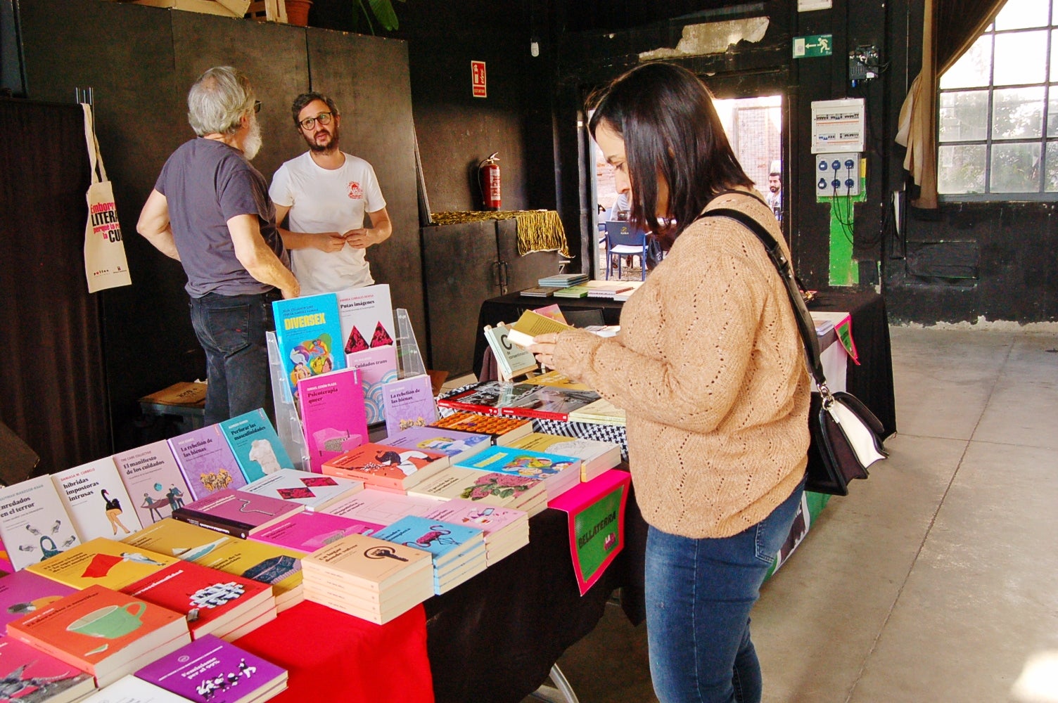 L'Ateneu Candela de Terrassa va celebrar aquest dissabte la segona edició de 'La Diversa', la fira del llibre LGTBIQ+ de la ciutat per a reflexionar 'des d'una mirada dissident sobre els gèneres, els cossos i les sexualitats'. Ho organitzava l'Ajuntament i la llibreria La Synusia. A la seu de l'Ateneu del carrer Montserrat, una desena d'entitats, col·lectius i editorials van exposar llibres sobre la temàtica i s'hi van fer presentacions, xerrades i tallers, a més de poder-se veure part de l'exposició 'Amb els ulls posats al llibre LGTBIQ+', que es complementava a la Biblioteca Central de Terrassa | Ramon Navarro