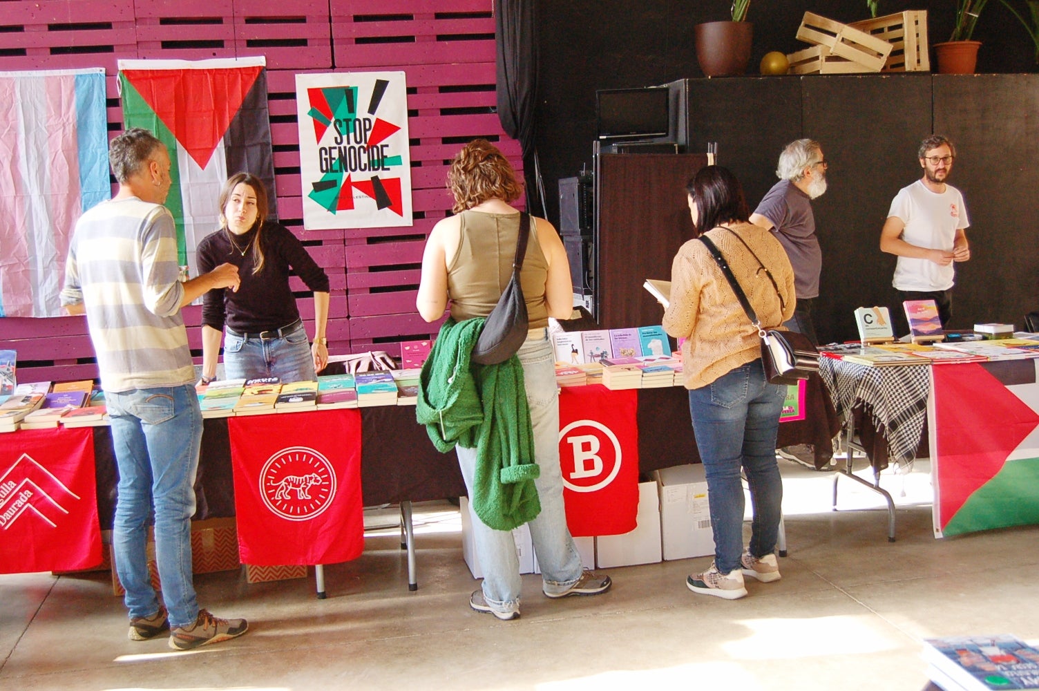 L'Ateneu Candela de Terrassa va celebrar aquest dissabte la segona edició de 'La Diversa', la fira del llibre LGTBIQ+ de la ciutat per a reflexionar 'des d'una mirada dissident sobre els gèneres, els cossos i les sexualitats'. Ho organitzava l'Ajuntament i la llibreria La Synusia. A la seu de l'Ateneu del carrer Montserrat, una desena d'entitats, col·lectius i editorials van exposar llibres sobre la temàtica i s'hi van fer presentacions, xerrades i tallers, a més de poder-se veure part de l'exposició 'Amb els ulls posats al llibre LGTBIQ+', que es complementava a la Biblioteca Central de Terrassa | Ramon Navarro