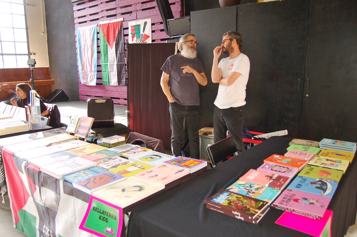 L'Ateneu Candela de Terrassa va celebrar aquest dissabte la segona edició de 'La Diversa', la fira del llibre LGTBIQ+ de la ciutat per a reflexionar 'des d'una mirada dissident sobre els gèneres, els cossos i les sexualitats'. Ho organitzava l'Ajuntament i la llibreria La Synusia. A la seu de l'Ateneu del carrer Montserrat, una desena d'entitats, col·lectius i editorials van exposar llibres sobre la temàtica i s'hi van fer presentacions, xerrades i tallers, a més de poder-se veure part de l'exposició 'Amb els ulls posats al llibre LGTBIQ+', que es complementava a la Biblioteca Central de Terrassa | Ramon Navarro