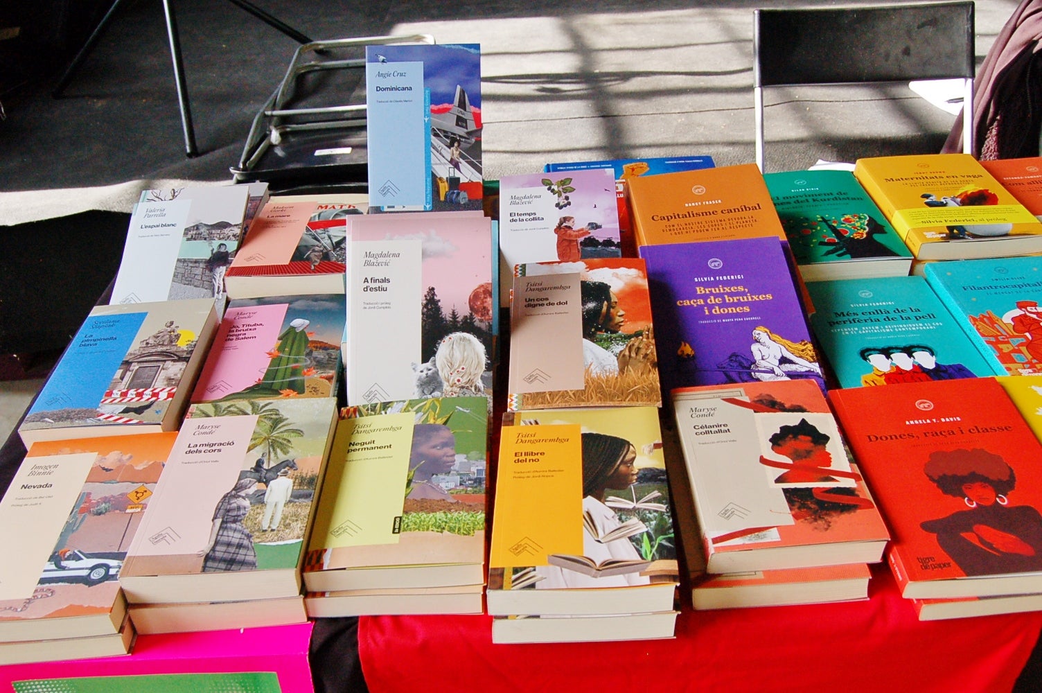 L'Ateneu Candela de Terrassa va celebrar aquest dissabte la segona edició de 'La Diversa', la fira del llibre LGTBIQ+ de la ciutat per a reflexionar 'des d'una mirada dissident sobre els gèneres, els cossos i les sexualitats'. Ho organitzava l'Ajuntament i la llibreria La Synusia. A la seu de l'Ateneu del carrer Montserrat, una desena d'entitats, col·lectius i editorials van exposar llibres sobre la temàtica i s'hi van fer presentacions, xerrades i tallers, a més de poder-se veure part de l'exposició 'Amb els ulls posats al llibre LGTBIQ+', que es complementava a la Biblioteca Central de Terrassa | Ramon Navarro