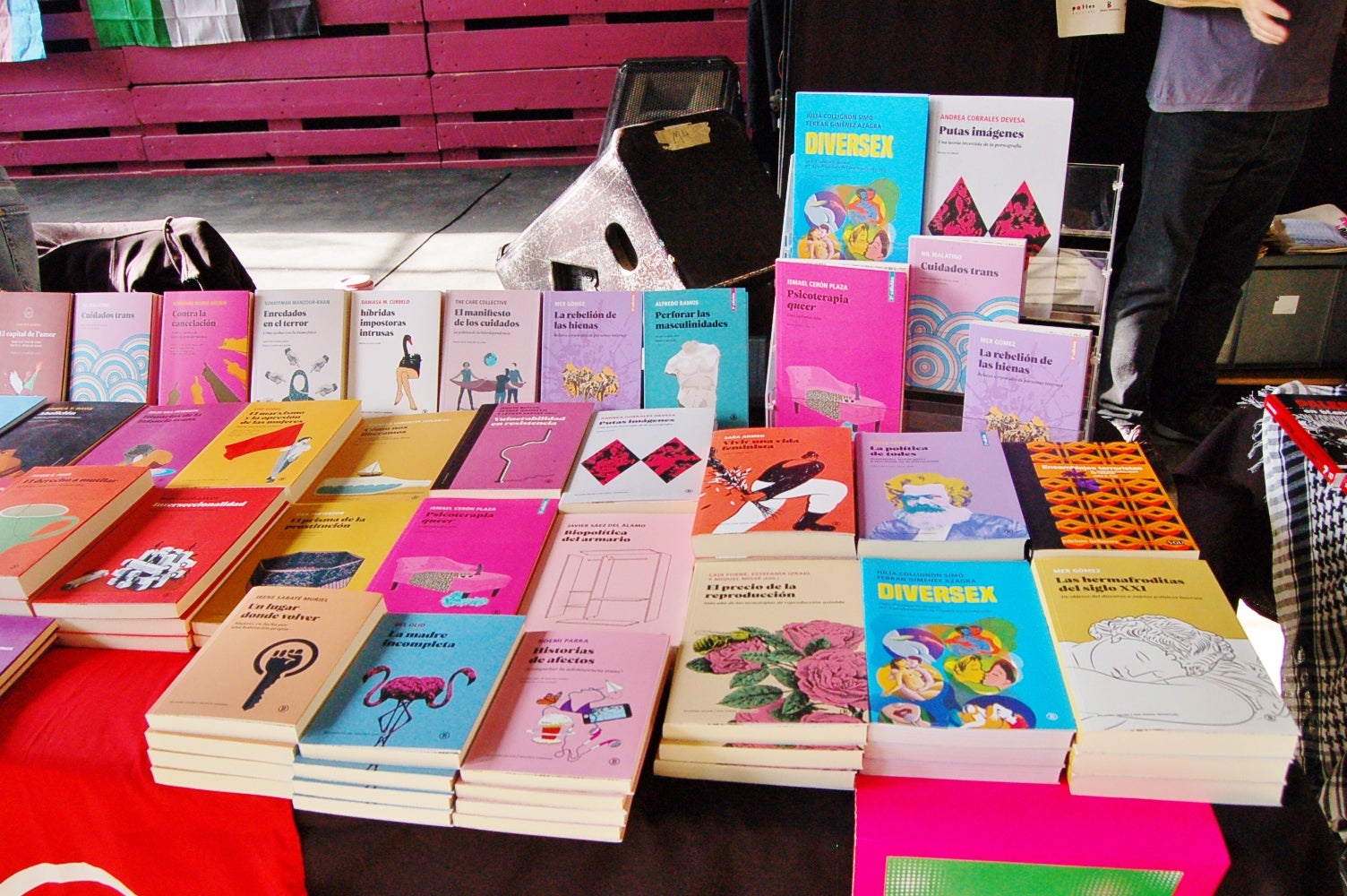 L'Ateneu Candela de Terrassa va celebrar aquest dissabte la segona edició de 'La Diversa', la fira del llibre LGTBIQ+ de la ciutat per a reflexionar 'des d'una mirada dissident sobre els gèneres, els cossos i les sexualitats'. Ho organitzava l'Ajuntament i la llibreria La Synusia. A la seu de l'Ateneu del carrer Montserrat, una desena d'entitats, col·lectius i editorials van exposar llibres sobre la temàtica i s'hi van fer presentacions, xerrades i tallers, a més de poder-se veure part de l'exposició 'Amb els ulls posats al llibre LGTBIQ+', que es complementava a la Biblioteca Central de Terrassa | Ramon Navarro