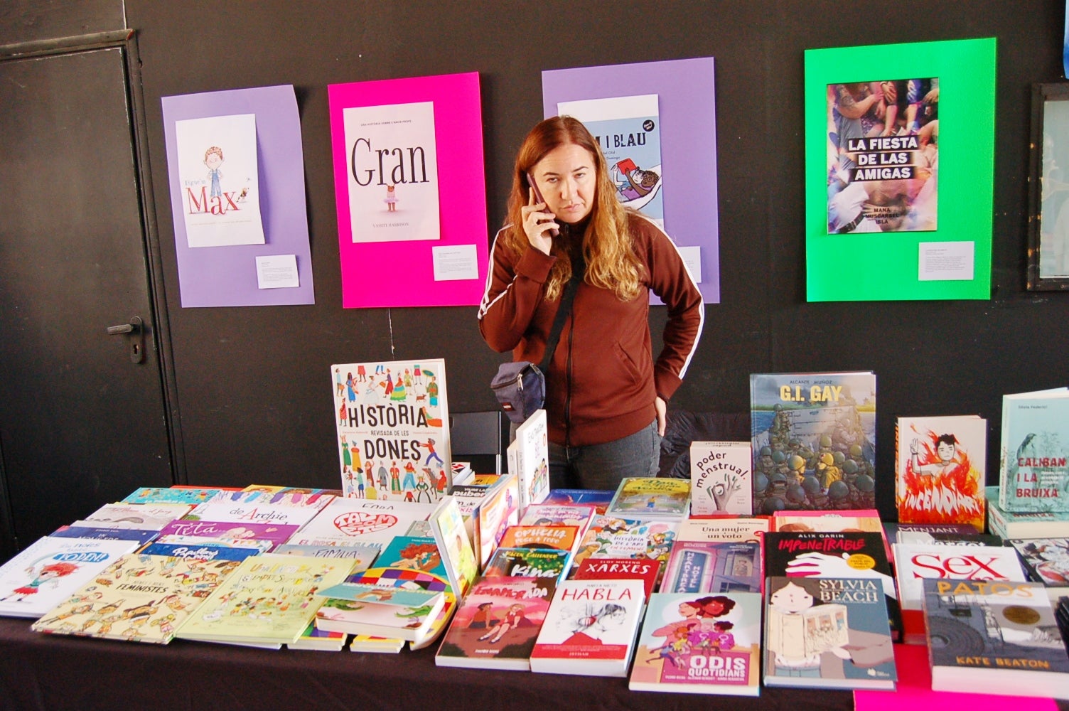 L'Ateneu Candela de Terrassa va celebrar aquest dissabte la segona edició de 'La Diversa', la fira del llibre LGTBIQ+ de la ciutat per a reflexionar 'des d'una mirada dissident sobre els gèneres, els cossos i les sexualitats'. Ho organitzava l'Ajuntament i la llibreria La Synusia. A la seu de l'Ateneu del carrer Montserrat, una desena d'entitats, col·lectius i editorials van exposar llibres sobre la temàtica i s'hi van fer presentacions, xerrades i tallers, a més de poder-se veure part de l'exposició 'Amb els ulls posats al llibre LGTBIQ+', que es complementava a la Biblioteca Central de Terrassa | Ramon Navarro