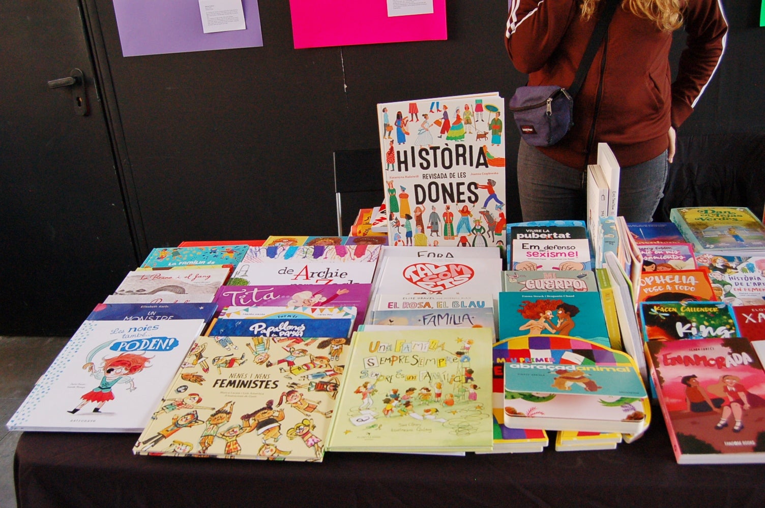 L'Ateneu Candela de Terrassa va celebrar aquest dissabte la segona edició de 'La Diversa', la fira del llibre LGTBIQ+ de la ciutat per a reflexionar 'des d'una mirada dissident sobre els gèneres, els cossos i les sexualitats'. Ho organitzava l'Ajuntament i la llibreria La Synusia. A la seu de l'Ateneu del carrer Montserrat, una desena d'entitats, col·lectius i editorials van exposar llibres sobre la temàtica i s'hi van fer presentacions, xerrades i tallers, a més de poder-se veure part de l'exposició 'Amb els ulls posats al llibre LGTBIQ+', que es complementava a la Biblioteca Central de Terrassa | Ramon Navarro