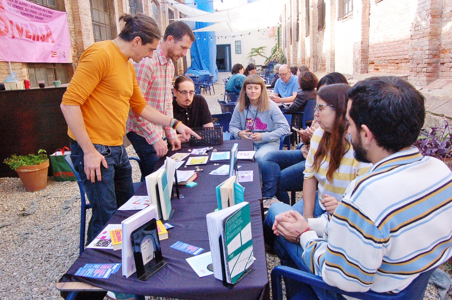 L'Ateneu Candela de Terrassa va celebrar aquest dissabte la segona edició de 'La Diversa', la fira del llibre LGTBIQ+ de la ciutat per a reflexionar 'des d'una mirada dissident sobre els gèneres, els cossos i les sexualitats'. Ho organitzava l'Ajuntament i la llibreria La Synusia. A la seu de l'Ateneu del carrer Montserrat, una desena d'entitats, col·lectius i editorials van exposar llibres sobre la temàtica i s'hi van fer presentacions, xerrades i tallers, a més de poder-se veure part de l'exposició 'Amb els ulls posats al llibre LGTBIQ+', que es complementava a la Biblioteca Central de Terrassa | Ramon Navarro
