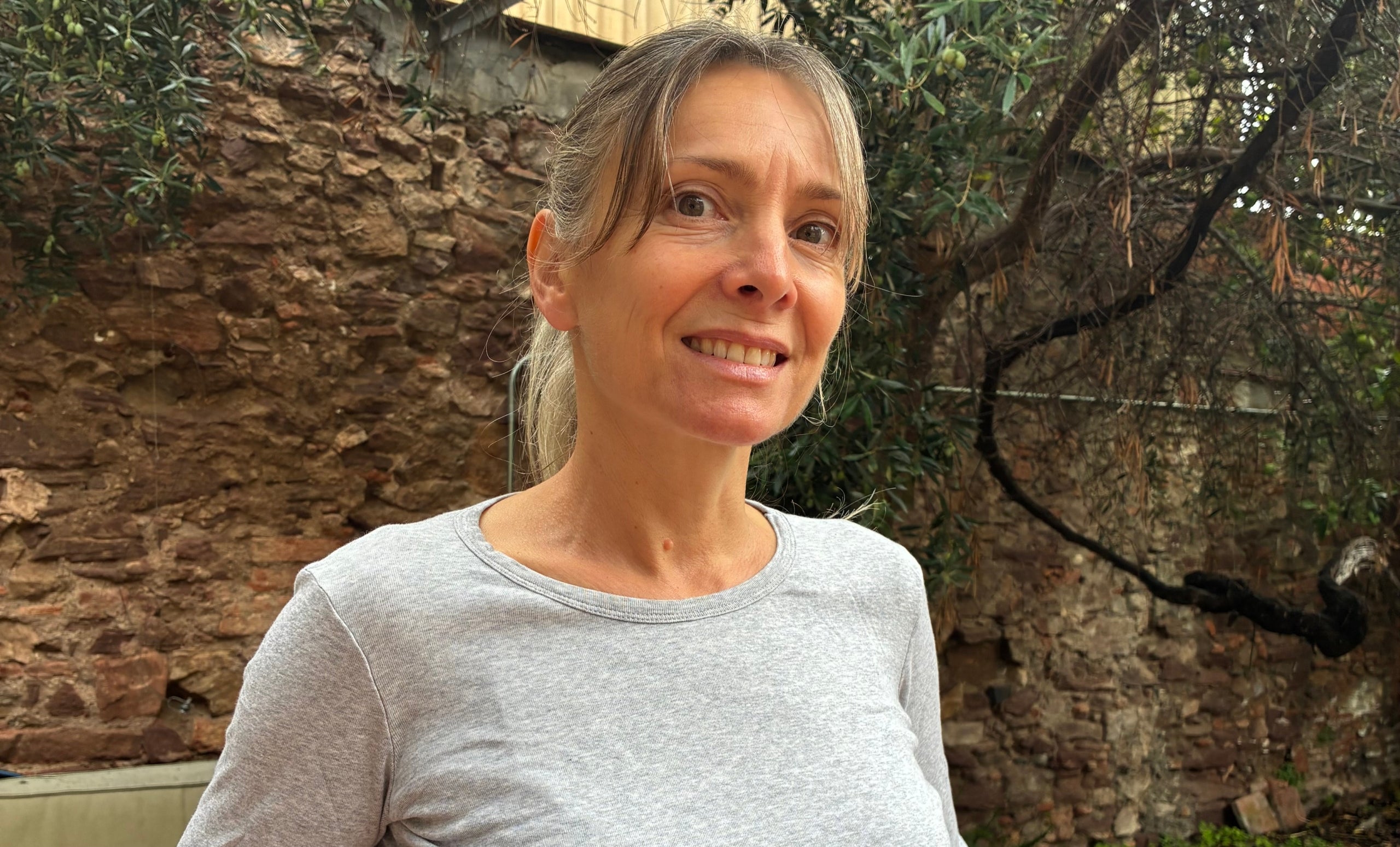 La Terrassenca de l'Any Estel Cardellach, científica dels fenòmens meteorològics, al jardí de casa seva | Vicenç Batalla