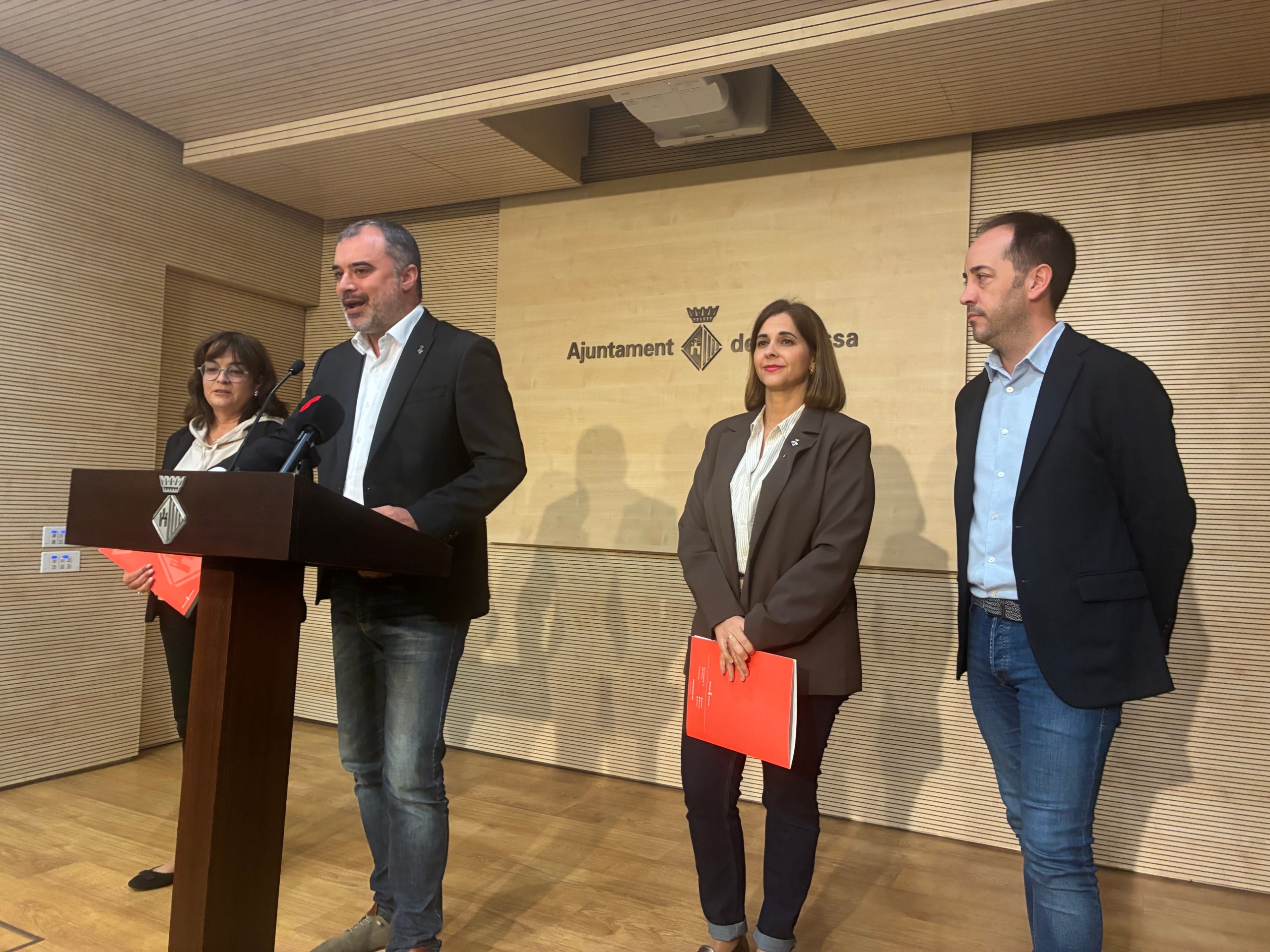L'alcalde de Terrassa, Jordi Ballart, acompanyat dels tinents d'alcalde Meritxell Lluís, Laura Rivas i Xavier Cardona, anunciant l'acord amb el PSC per als pressupostos del 2026 | Vicenç Batalla