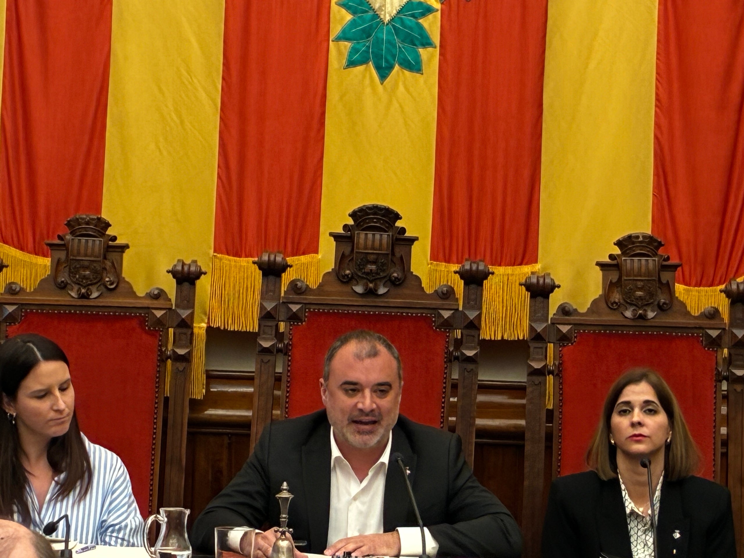 L'alcalde de Terrassa, Jordi Ballart, en el ple dels pressupostos per al 2026 amb les tinents d'alcalde Laura Rivas i Patrícia Reche | Vicenç Batalla