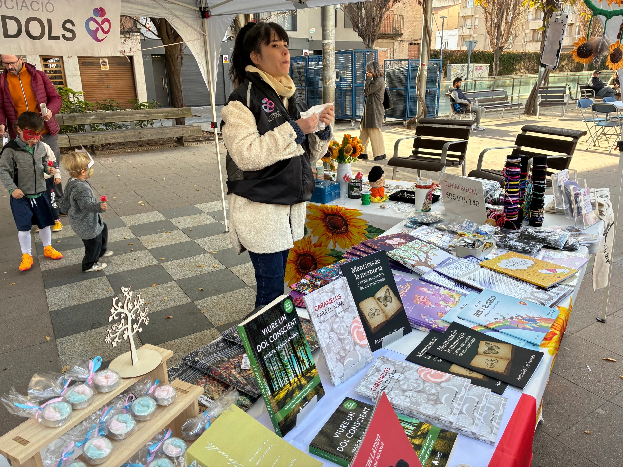 L'Associació Els Dols convida aquest cap de setmana a un doble Aperitiu Solidari a la plaça del Progrés fent una degustació dins de la VI Ruta del Vermut de Terrassa dels Premis Vinari, que organitza el Gremi d'Hostaleria de Terrassa i MónTerrassa. Aquest dissabte al migdia, era possible trobar-se amb la presidenta d'Els Dols, Kandy Guerrero, i la mateixa regidora del districte, Laura Rivas. Tot plegat servit pels vermuts del Gremi acompanyat d'un Bikini i sota la música vintage dels vuitanta, noranta a càrrec de La mítika i Klandestina. Aquest diumenge hi ha un nou aperitiu solidari a les dotze amb bingo musical | Vicenç Batalla