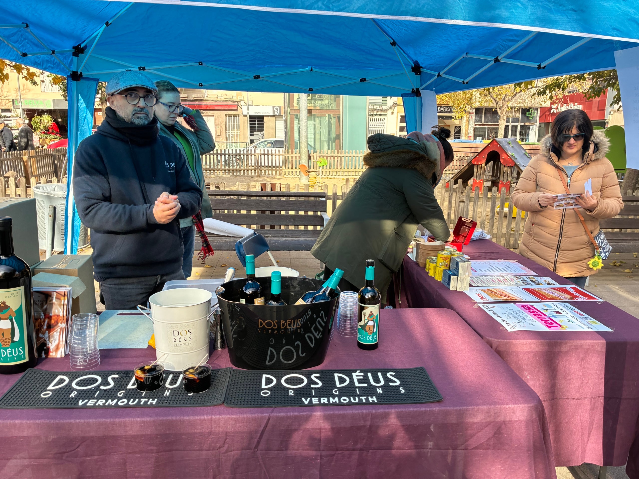 L'Associació Els Dols convida aquest cap de setmana a un doble Aperitiu Solidari a la plaça del Progrés fent una degustació dins de la VI Ruta del Vermut de Terrassa dels Premis Vinari, que organitza el Gremi d'Hostaleria de Terrassa i MónTerrassa. Aquest dissabte al migdia, era possible trobar-se amb la presidenta d'Els Dols, Kandy Guerrero, i la mateixa regidora del districte, Laura Rivas. Tot plegat servit pels vermuts del Gremi acompanyat d'un Bikini i sota la música vintage dels vuitanta, noranta a càrrec de La mítika i Klandestina. Aquest diumenge hi ha un nou aperitiu solidari a les dotze amb bingo musical | Vicenç Batalla