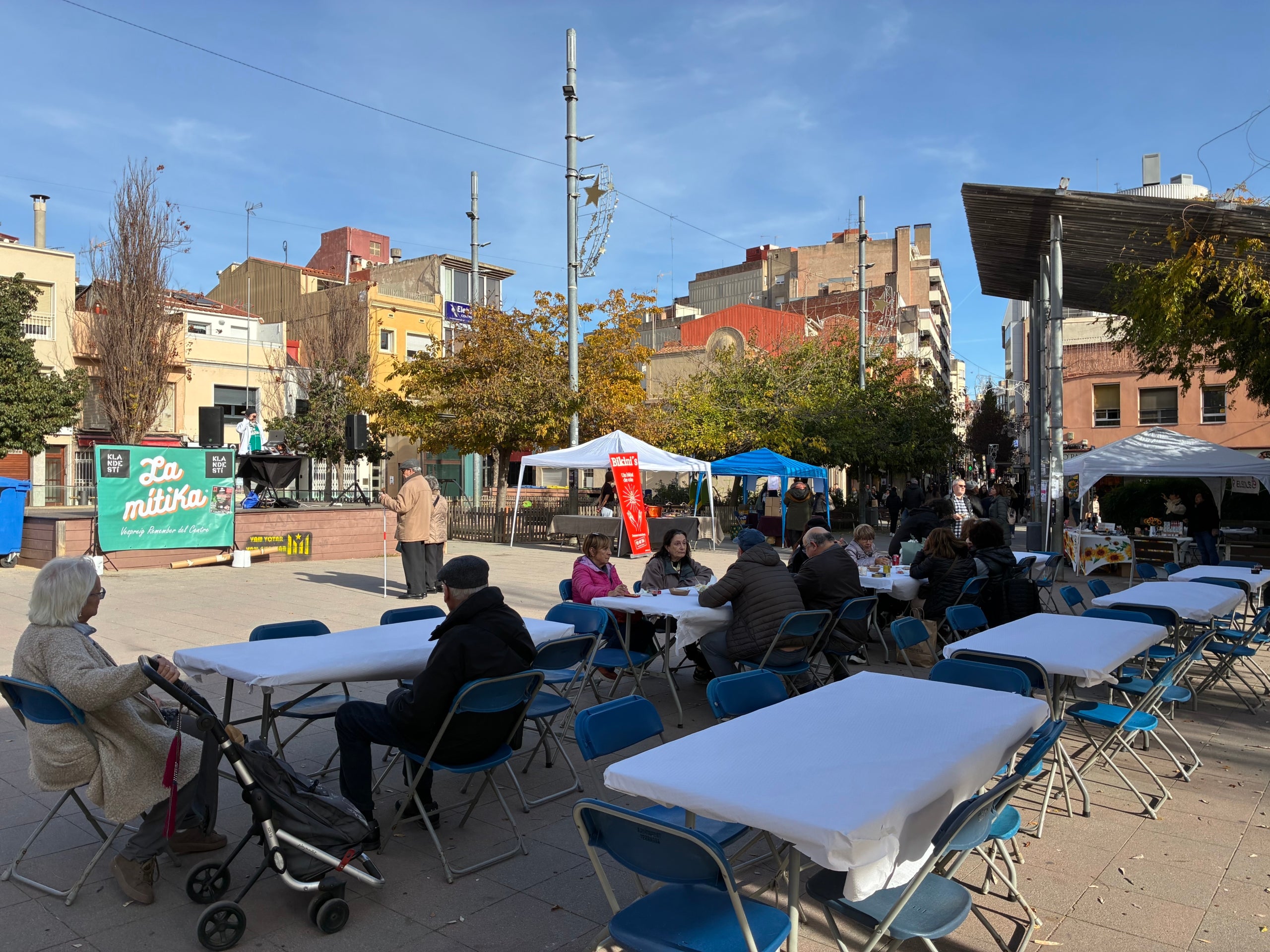 L'Associació Els Dols convida aquest cap de setmana a un doble Aperitiu Solidari a la plaça del Progrés fent una degustació dins de la VI Ruta del Vermut de Terrassa dels Premis Vinari, que organitza el Gremi d'Hostaleria de Terrassa i MónTerrassa. Aquest dissabte al migdia, era possible trobar-se amb la presidenta d'Els Dols, Kandy Guerrero, i la mateixa regidora del districte, Laura Rivas. Tot plegat servit pels vermuts del Gremi acompanyat d'un Bikini i sota la música vintage dels vuitanta, noranta a càrrec de La mítika i Klandestina. Aquest diumenge hi ha un nou aperitiu solidari a les dotze amb bingo musical | Vicenç Batalla