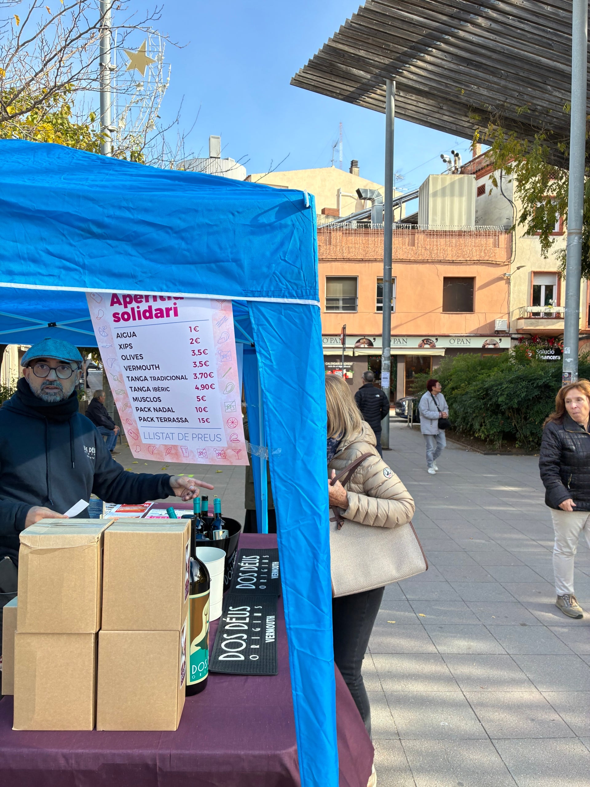 L'Associació Els Dols convida aquest cap de setmana a un doble Aperitiu Solidari a la plaça del Progrés fent una degustació dins de la VI Ruta del Vermut de Terrassa dels Premis Vinari, que organitza el Gremi d'Hostaleria de Terrassa i MónTerrassa. Aquest dissabte al migdia, era possible trobar-se amb la presidenta d'Els Dols, Kandy Guerrero, i la mateixa regidora del districte, Laura Rivas. Tot plegat servit pels vermuts del Gremi acompanyat d'un Bikini i sota la música vintage dels vuitanta, noranta a càrrec de La mítika i Klandestina. Aquest diumenge hi ha un nou aperitiu solidari a les dotze amb bingo musical | Vicenç Batalla