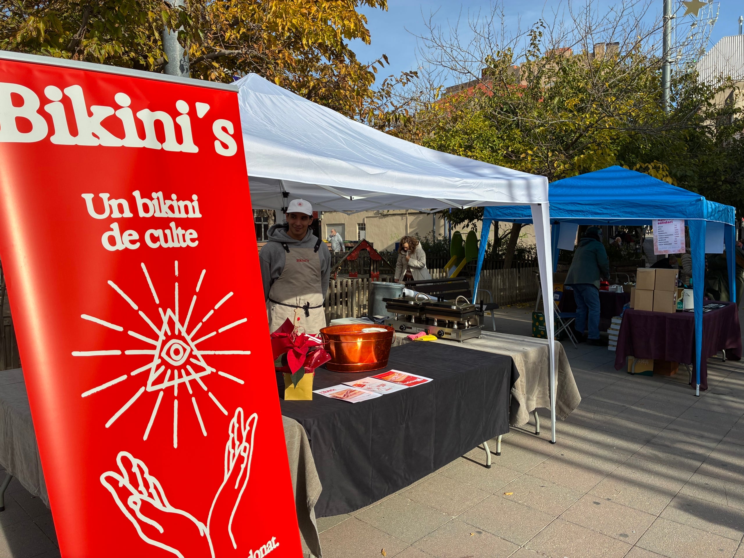L'Associació Els Dols convida aquest cap de setmana a un doble Aperitiu Solidari a la plaça del Progrés fent una degustació dins de la VI Ruta del Vermut de Terrassa dels Premis Vinari, que organitza el Gremi d'Hostaleria de Terrassa i MónTerrassa. Aquest dissabte al migdia, era possible trobar-se amb la presidenta d'Els Dols, Kandy Guerrero, i la mateixa regidora del districte, Laura Rivas. Tot plegat servit pels vermuts del Gremi acompanyat d'un Bikini i sota la música vintage dels vuitanta, noranta a càrrec de La mítika i Klandestina. Aquest diumenge hi ha un nou aperitiu solidari a les dotze amb bingo musical | Vicenç Batalla