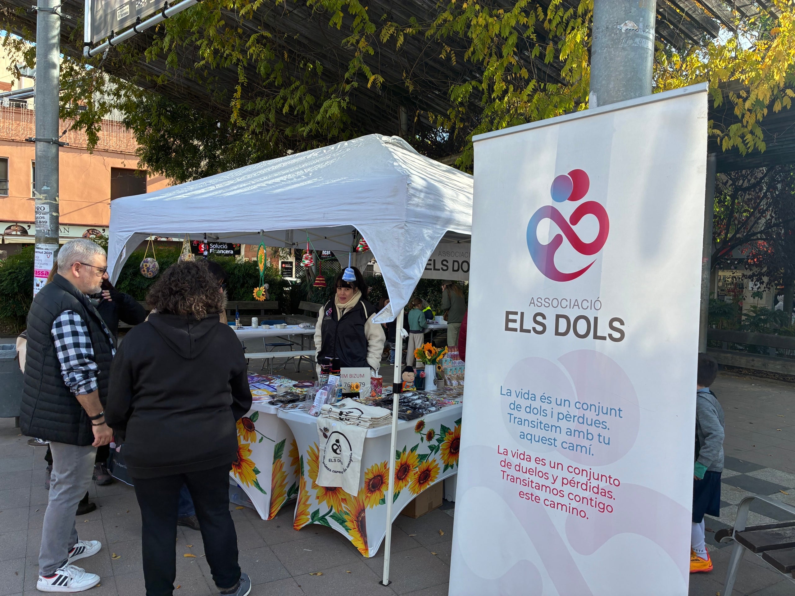 L'Associació Els Dols convida aquest cap de setmana a un doble Aperitiu Solidari a la plaça del Progrés fent una degustació dins de la VI Ruta del Vermut de Terrassa dels Premis Vinari, que organitza el Gremi d'Hostaleria de Terrassa i MónTerrassa. Aquest dissabte al migdia, era possible trobar-se amb la presidenta d'Els Dols, Kandy Guerrero, i la mateixa regidora del districte, Laura Rivas. Tot plegat servit pels vermuts del Gremi acompanyat d'un Bikini i sota la música vintage dels vuitanta, noranta a càrrec de La mítika i Klandestina. Aquest diumenge hi ha un nou aperitiu solidari a les dotze amb bingo musical | Vicenç Batalla