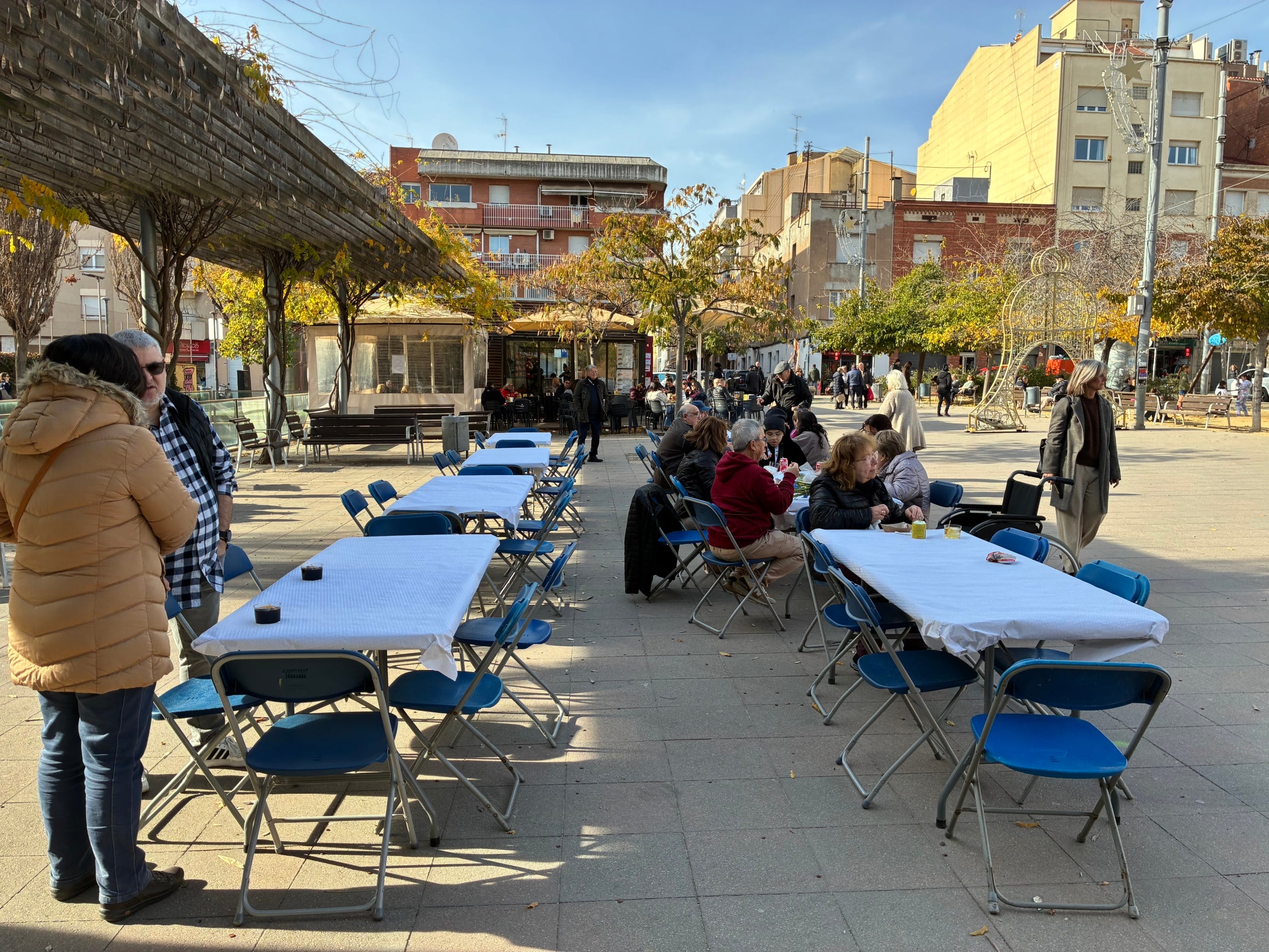 L'Associació Els Dols convida aquest cap de setmana a un doble Aperitiu Solidari a la plaça del Progrés fent una degustació dins de la VI Ruta del Vermut de Terrassa dels Premis Vinari, que organitza el Gremi d'Hostaleria de Terrassa i MónTerrassa. Aquest dissabte al migdia, era possible trobar-se amb la presidenta d'Els Dols, Kandy Guerrero, i la mateixa regidora del districte, Laura Rivas. Tot plegat servit pels vermuts del Gremi acompanyat d'un Bikini i sota la música vintage dels vuitanta, noranta a càrrec de La mítika i Klandestina. Aquest diumenge hi ha un nou aperitiu solidari a les dotze amb bingo musical | Vicenç Batalla