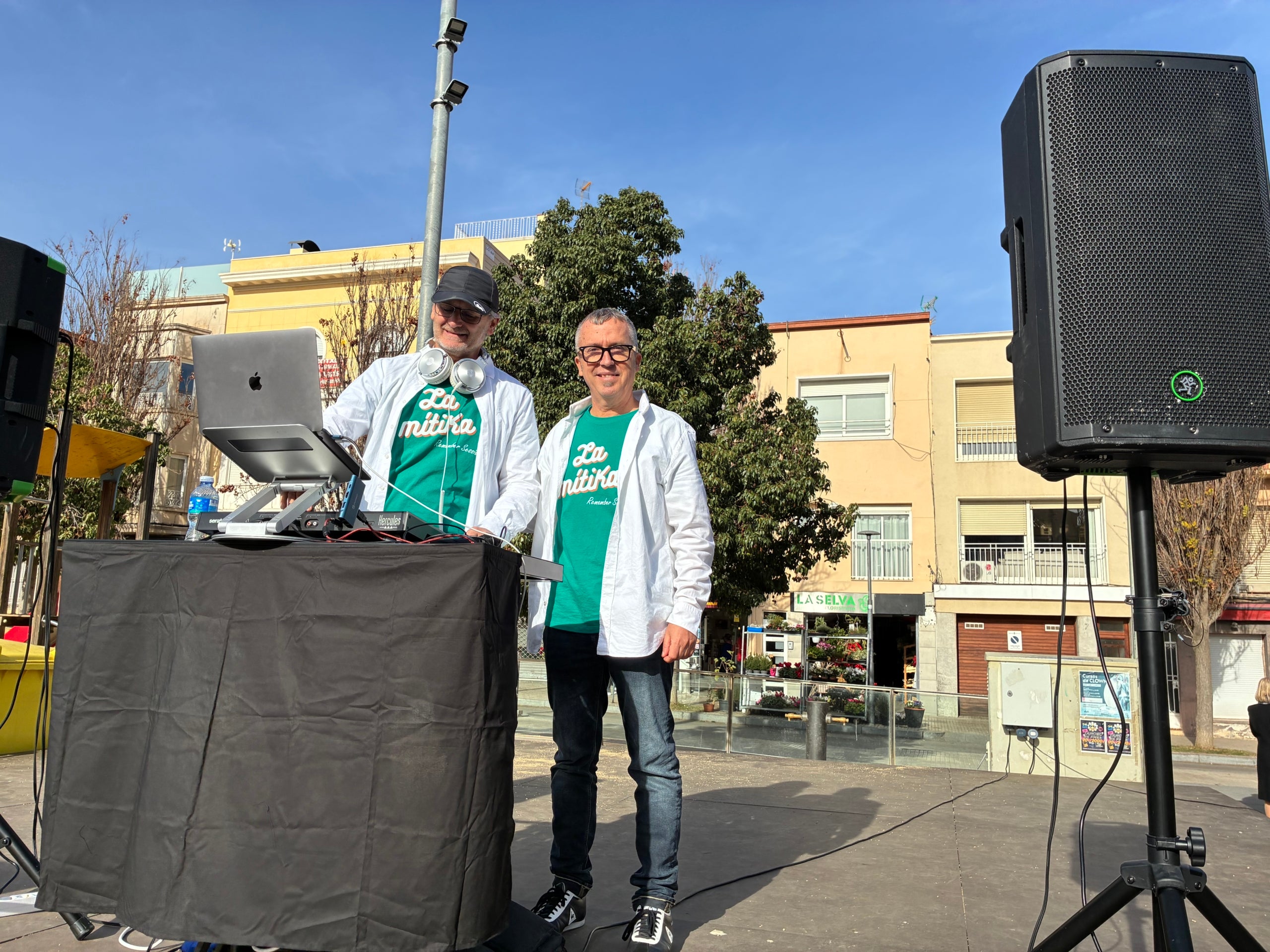 L'Associació Els Dols convida aquest cap de setmana a un doble Aperitiu Solidari a la plaça del Progrés fent una degustació dins de la VI Ruta del Vermut de Terrassa dels Premis Vinari, que organitza el Gremi d'Hostaleria de Terrassa i MónTerrassa. Aquest dissabte al migdia, era possible trobar-se amb la presidenta d'Els Dols, Kandy Guerrero, i la mateixa regidora del districte, Laura Rivas. Tot plegat servit pels vermuts del Gremi acompanyat d'un Bikini i sota la música vintage dels vuitanta, noranta a càrrec de La mítika i Klandestina. Aquest diumenge hi ha un nou aperitiu solidari a les dotze amb bingo musical | Vicenç Batalla