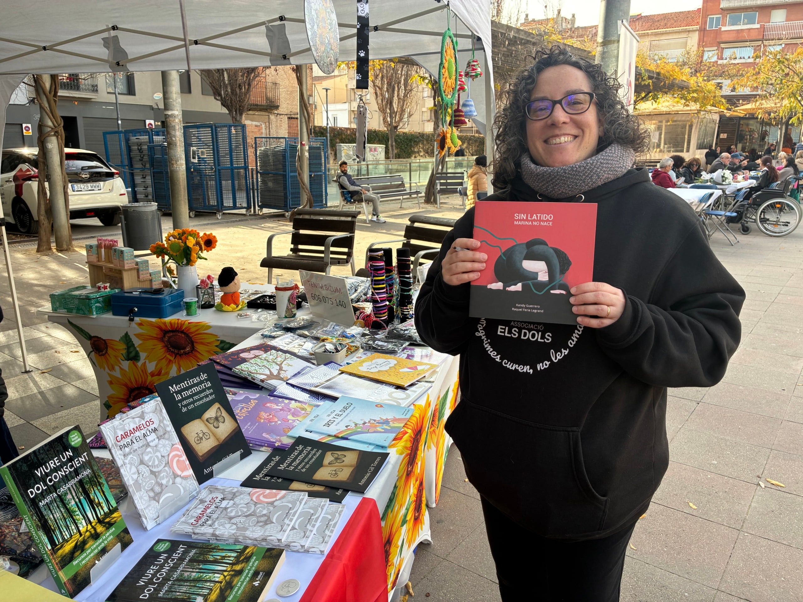 L'Associació Els Dols convida aquest cap de setmana a un doble Aperitiu Solidari a la plaça del Progrés fent una degustació dins de la VI Ruta del Vermut de Terrassa dels Premis Vinari, que organitza el Gremi d'Hostaleria de Terrassa i MónTerrassa. Aquest dissabte al migdia, era possible trobar-se amb la presidenta d'Els Dols, Kandy Guerrero, i la mateixa regidora del districte, Laura Rivas. Tot plegat servit pels vermuts del Gremi acompanyat d'un Bikini i sota la música vintage dels vuitanta, noranta a càrrec de La mítika i Klandestina. Aquest diumenge hi ha un nou aperitiu solidari a les dotze amb bingo musical | Vicenç Batalla