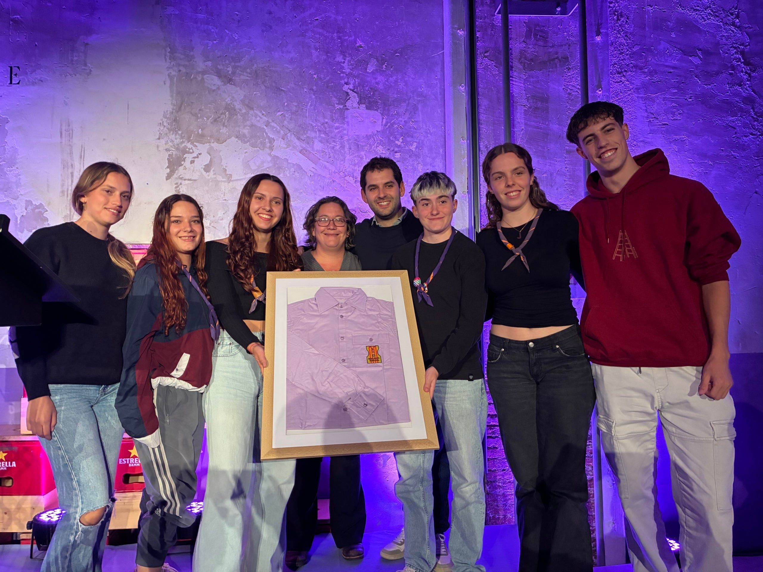 Las chicas del AEiG Torrent de les Bruixes recibiendo el galardón Mà i Mà del presidente y la vicepresidenta de los Minyons de Terrassa, Jaume Maeso y Mireia Bautista | Vicenç Batalla