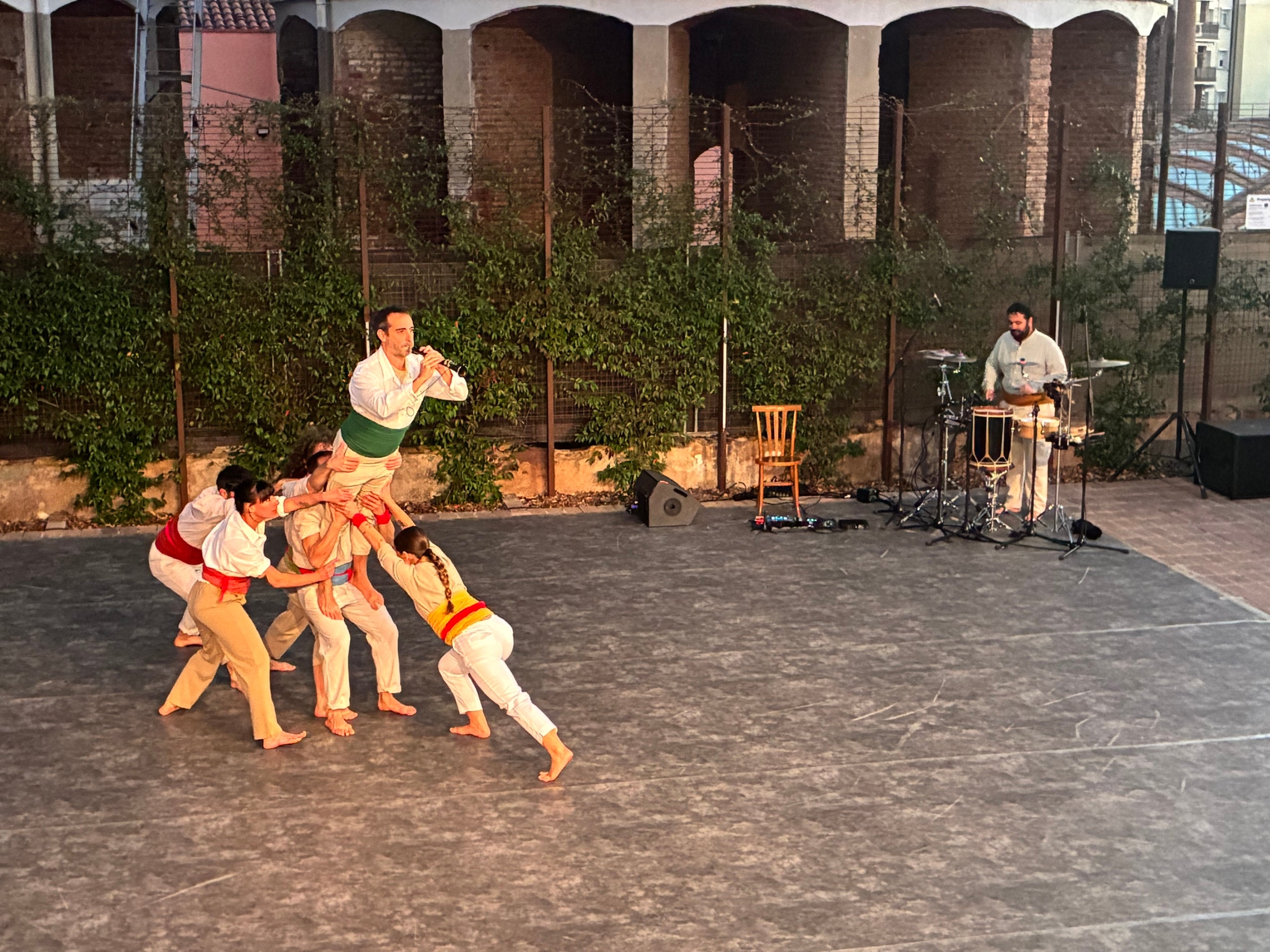 L'espectacle 'Aleta', de la Companyia Marc Fernández, amb Ivó Jordà tocant la gralla, obrint el primer CataLANDance a Cal Reig | Vicenç Batalla