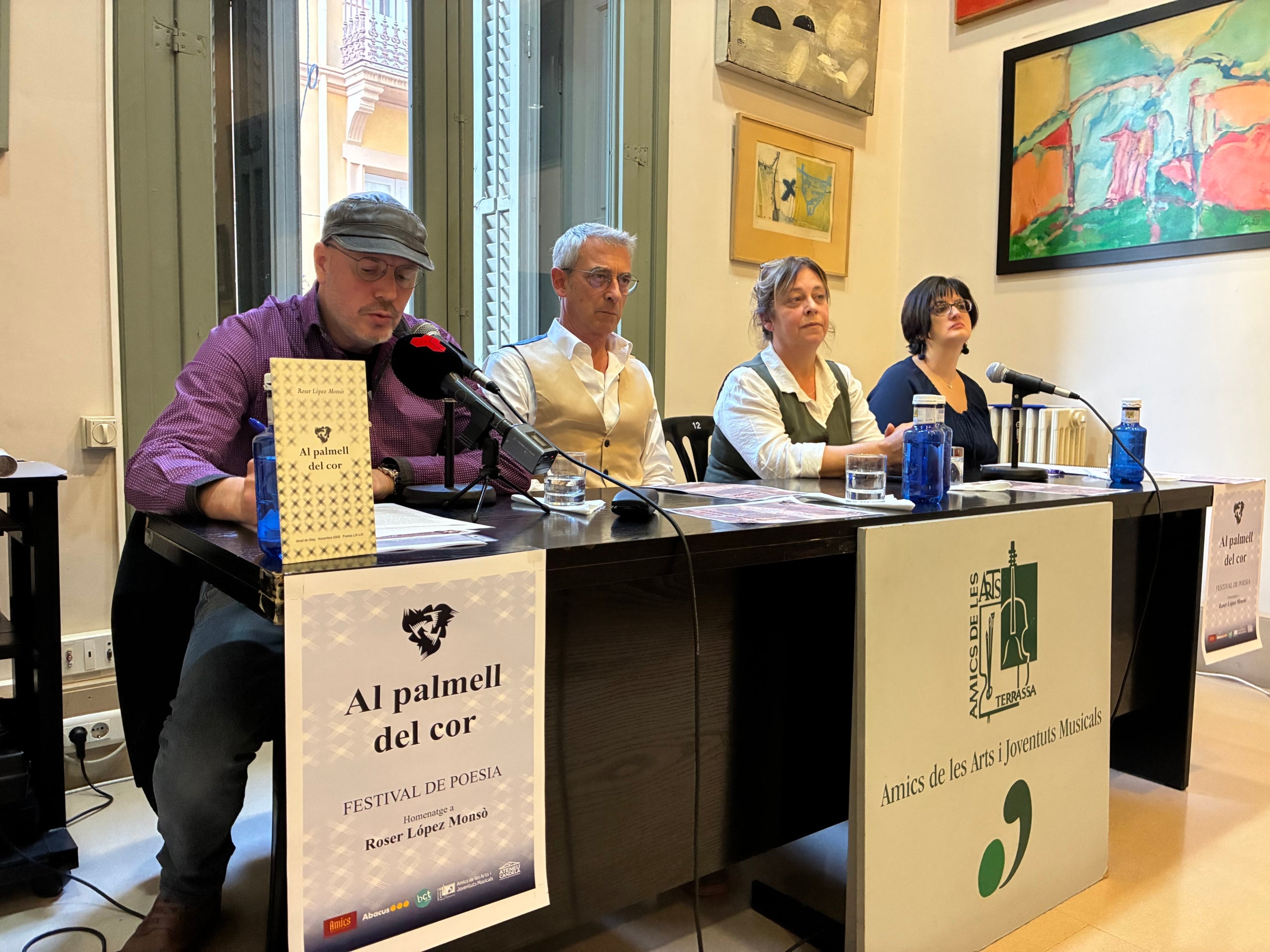 El impulsor del festival poético En la palma del corazón, David Millán, el concejal de Cultura, Joan Salvador, la presidenta de Amics de les Arts, Maria Miralda, y la coordinadora del certamen, Masé Balaguer | Vicenç Batalla