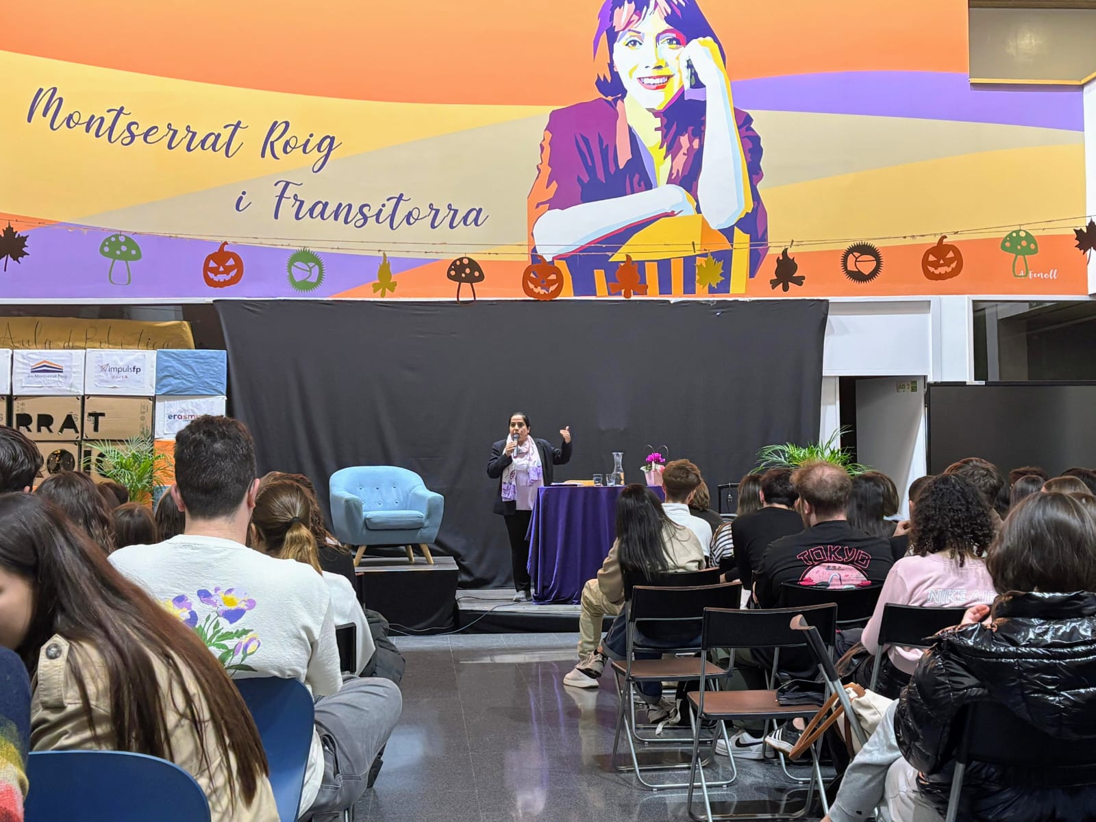 Charla de Malalai Joya en el Ins Montserrat Roig | Casal de la Dona