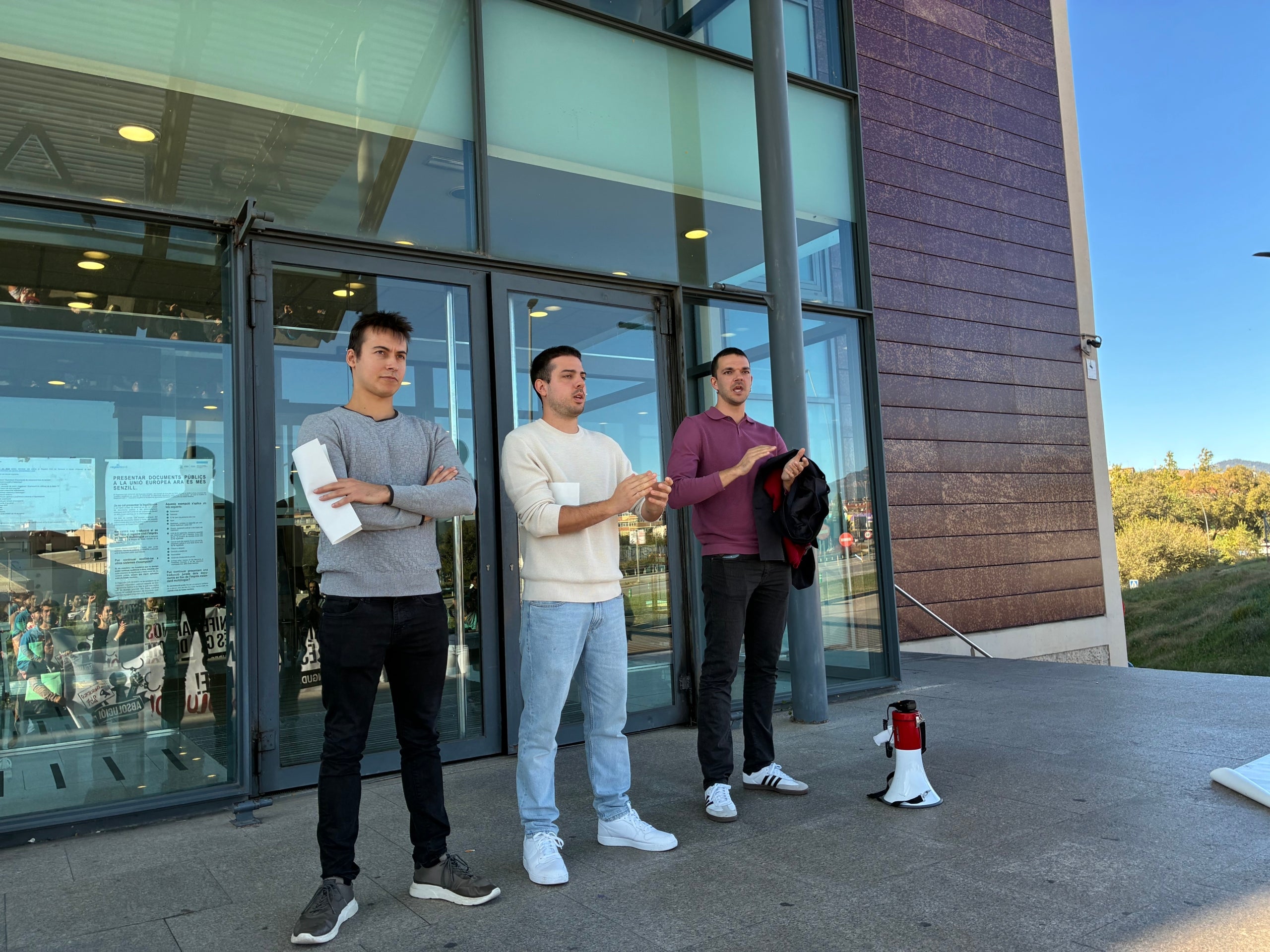 Tres del quatre acusats per la manifestació pro Hasél del 26F davant dels jutjats de Terrassa aquest dimarts | Vicenç Batalla