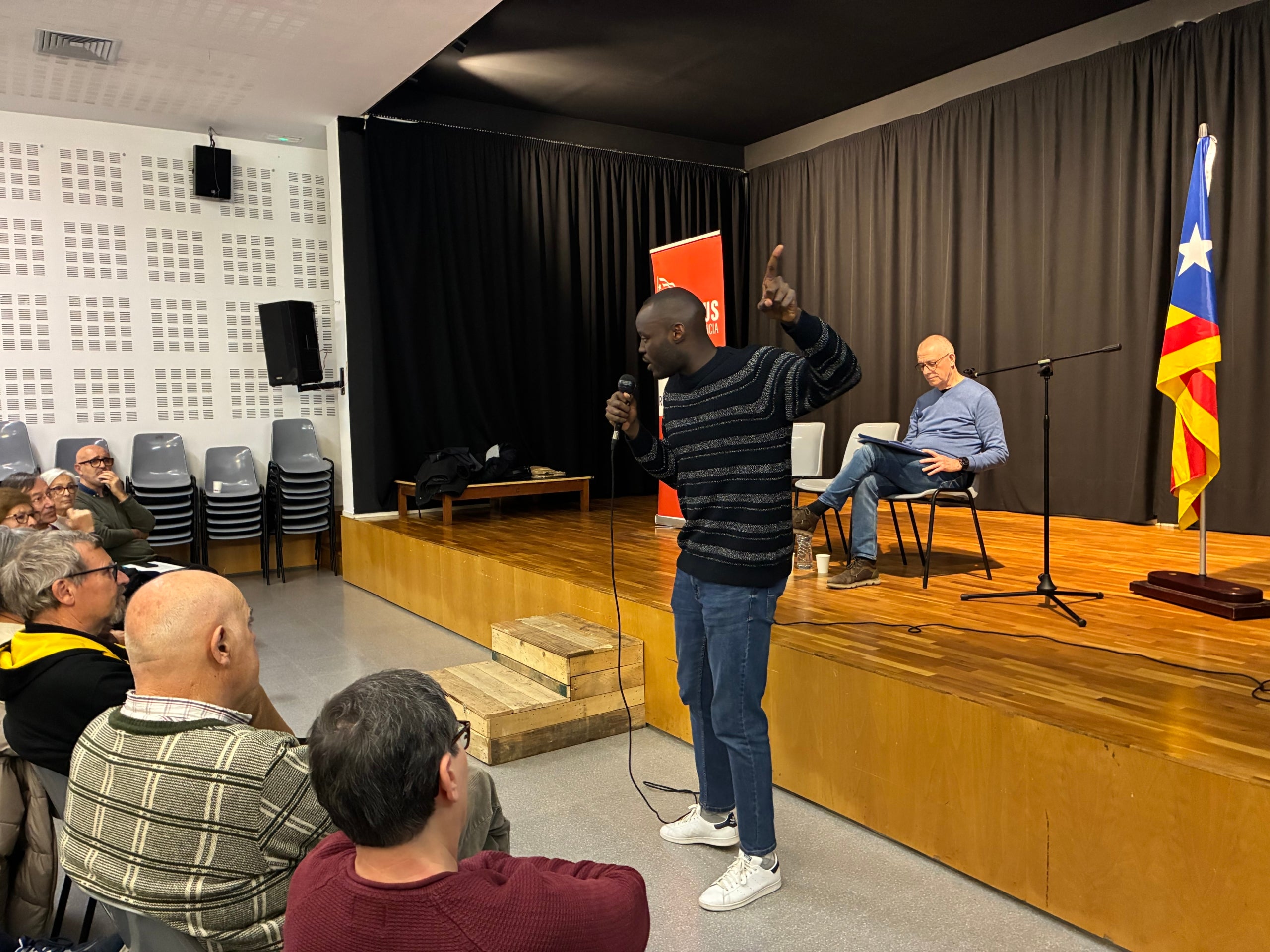 Un dels promotors de Dempeus x la Independencia, Josep Punga, juntament amb Josep Lluís Rodríguez darrera, a la presentació del moviment al casal cívic de Sant Pere. de Terrassa | Vicenç Batalla