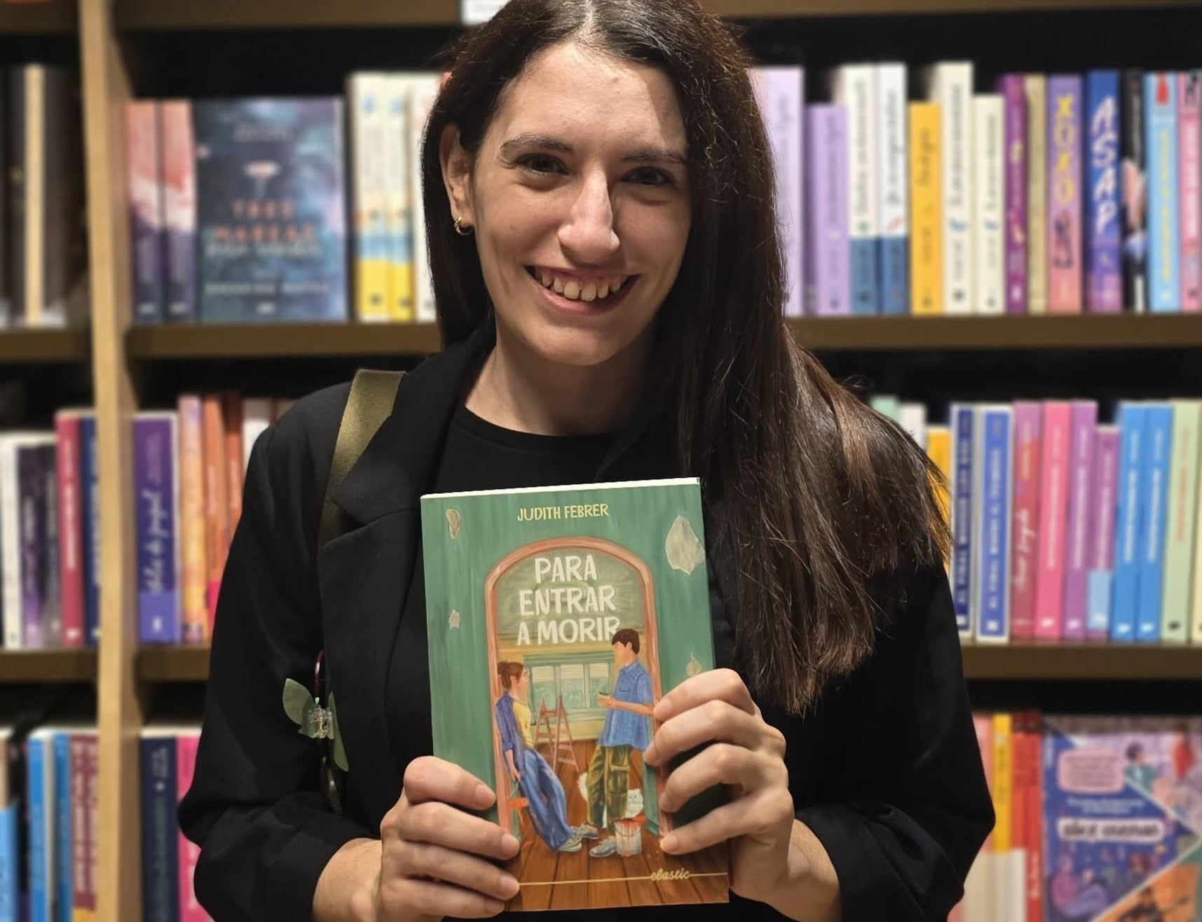Judith Febrer amb el seu primer llibre | Cedida