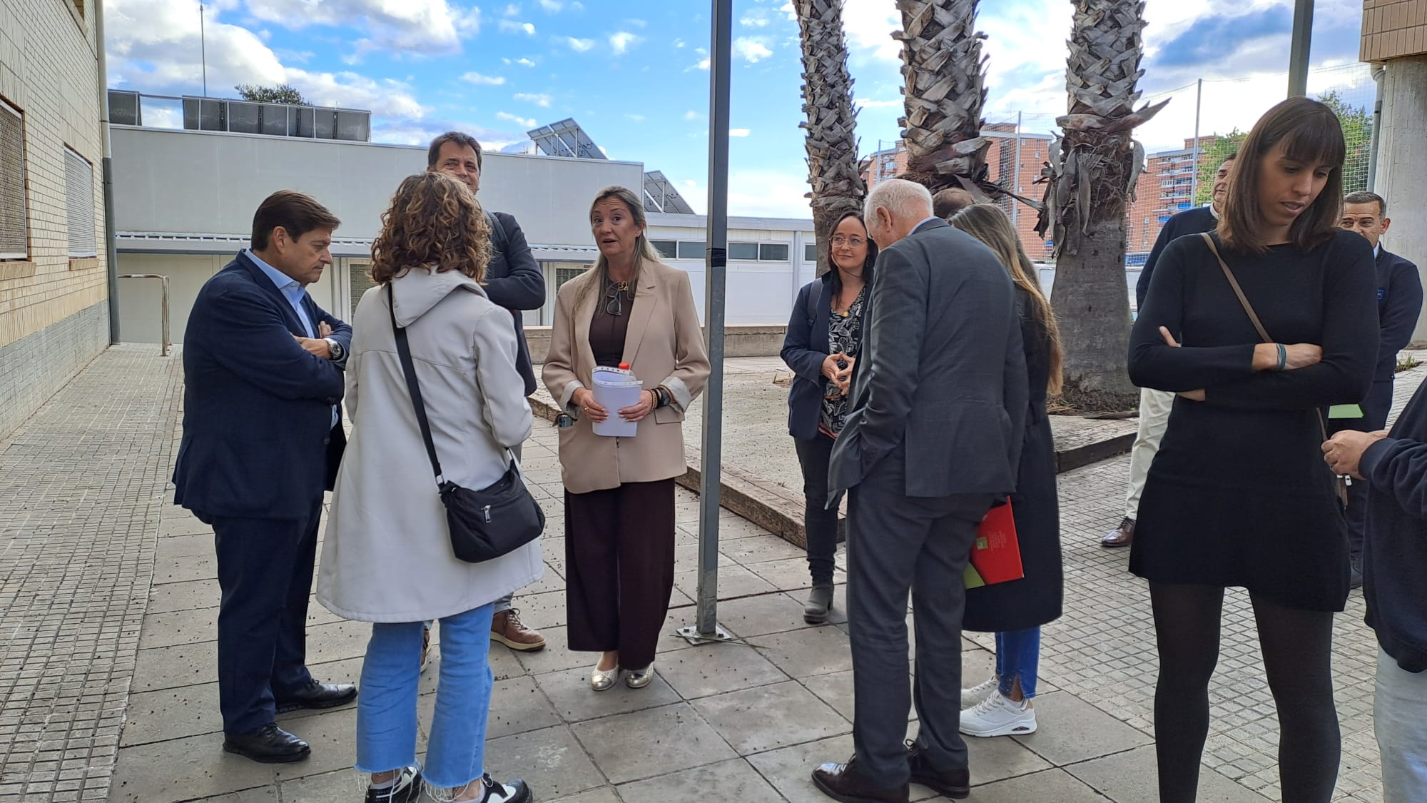 Aquest dijous, 6 de novembre, l'Institut Santa Eulàlia de Terrassa ha celebrat l'acte institucional 'Santa Eulàlia i empresa: el repte de formar per treballar', el qual estava enfocat a consolidar i enfortir vincles amb el teixit empresarial i les institucions. L'esdeveniment ha comptat amb la participació de Ramon Talamàs, president de Cambra de Comerç de Terrassa; Raúl Díaz-Varela, president i CEO de Kern Pharma; Pere Ejarque, representant de CECOT Terrassa; i Patricia Reche, regidora d'Educació de l'Ajuntament de Terrassa. L'acte ha començat amb una breu visita a les instal·lacions de formació professional i ha continuat amb parlaments i una taula rodona | Oriol Manrique
