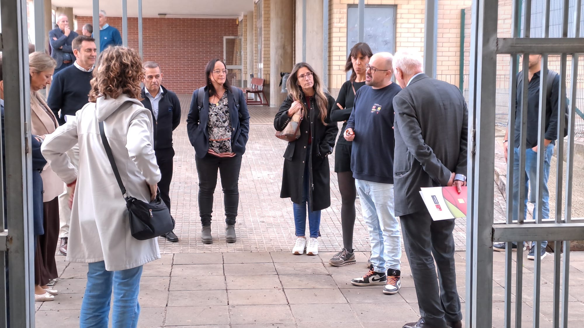Aquest dijous, 6 de novembre, l'Institut Santa Eulàlia de Terrassa ha celebrat l'acte institucional 'Santa Eulàlia i empresa: el repte de formar per treballar', el qual estava enfocat a consolidar i enfortir vincles amb el teixit empresarial i les institucions. L'esdeveniment ha comptat amb la participació de Ramon Talamàs, president de Cambra de Comerç de Terrassa; Raúl Díaz-Varela, president i CEO de Kern Pharma; Pere Ejarque, representant de CECOT Terrassa; i Patricia Reche, regidora d'Educació de l'Ajuntament de Terrassa. L'acte ha començat amb una breu visita a les instal·lacions de formació professional i ha continuat amb parlaments i una taula rodona | Oriol Manrique