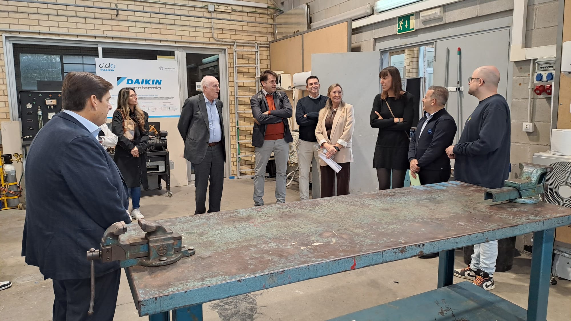 Aquest dijous, 6 de novembre, l'Institut Santa Eulàlia de Terrassa ha celebrat l'acte institucional 'Santa Eulàlia i empresa: el repte de formar per treballar', el qual estava enfocat a consolidar i enfortir vincles amb el teixit empresarial i les institucions. L'esdeveniment ha comptat amb la participació de Ramon Talamàs, president de Cambra de Comerç de Terrassa; Raúl Díaz-Varela, president i CEO de Kern Pharma; Pere Ejarque, representant de CECOT Terrassa; i Patricia Reche, regidora d'Educació de l'Ajuntament de Terrassa. L'acte ha començat amb una breu visita a les instal·lacions de formació professional i ha continuat amb parlaments i una taula rodona | Oriol Manrique