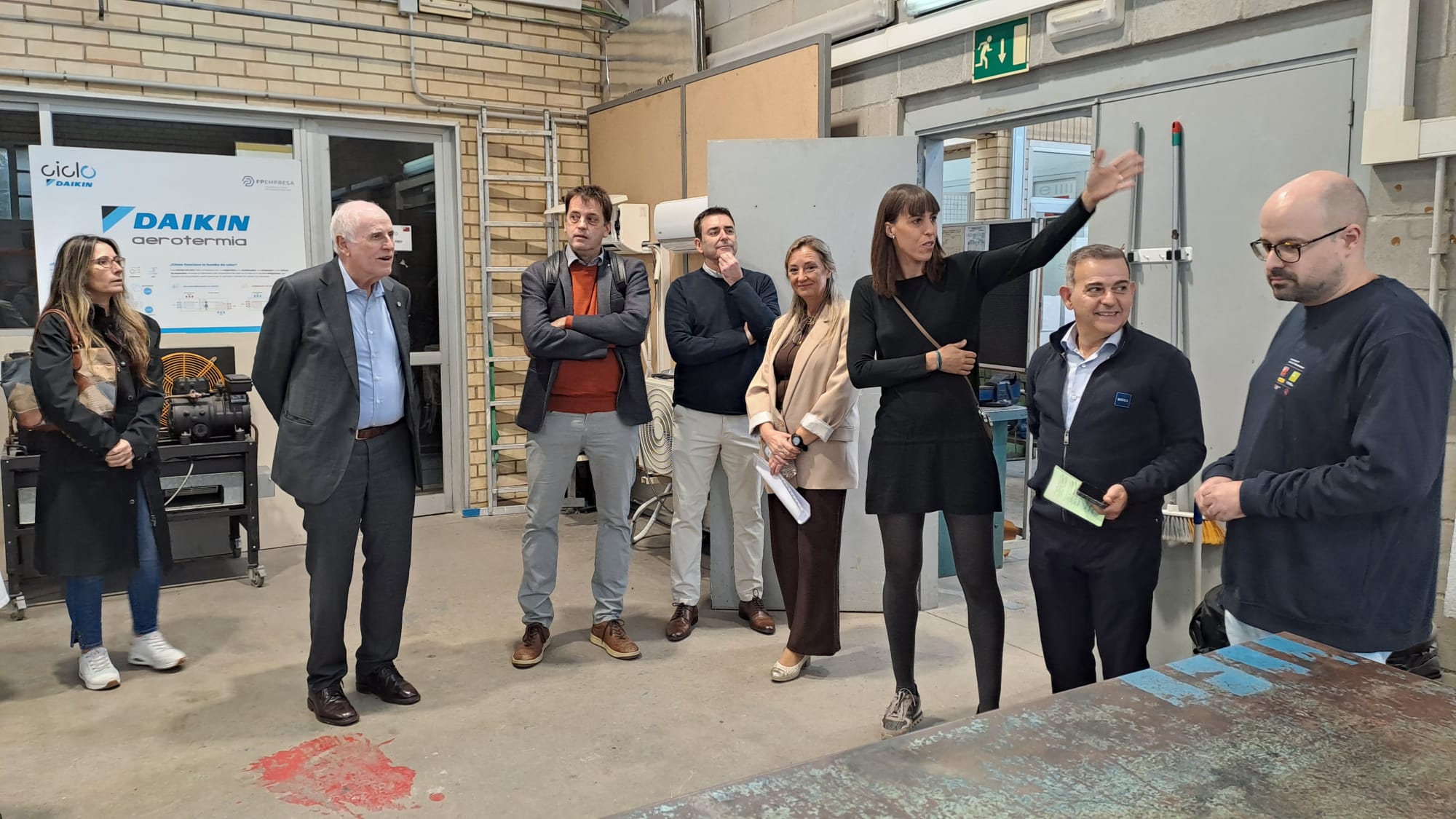 Aquest dijous, 6 de novembre, l'Institut Santa Eulàlia de Terrassa ha celebrat l'acte institucional 'Santa Eulàlia i empresa: el repte de formar per treballar', el qual estava enfocat a consolidar i enfortir vincles amb el teixit empresarial i les institucions. L'esdeveniment ha comptat amb la participació de Ramon Talamàs, president de Cambra de Comerç de Terrassa; Raúl Díaz-Varela, president i CEO de Kern Pharma; Pere Ejarque, representant de CECOT Terrassa; i Patricia Reche, regidora d'Educació de l'Ajuntament de Terrassa. L'acte ha començat amb una breu visita a les instal·lacions de formació professional i ha continuat amb parlaments i una taula rodona | Oriol Manrique