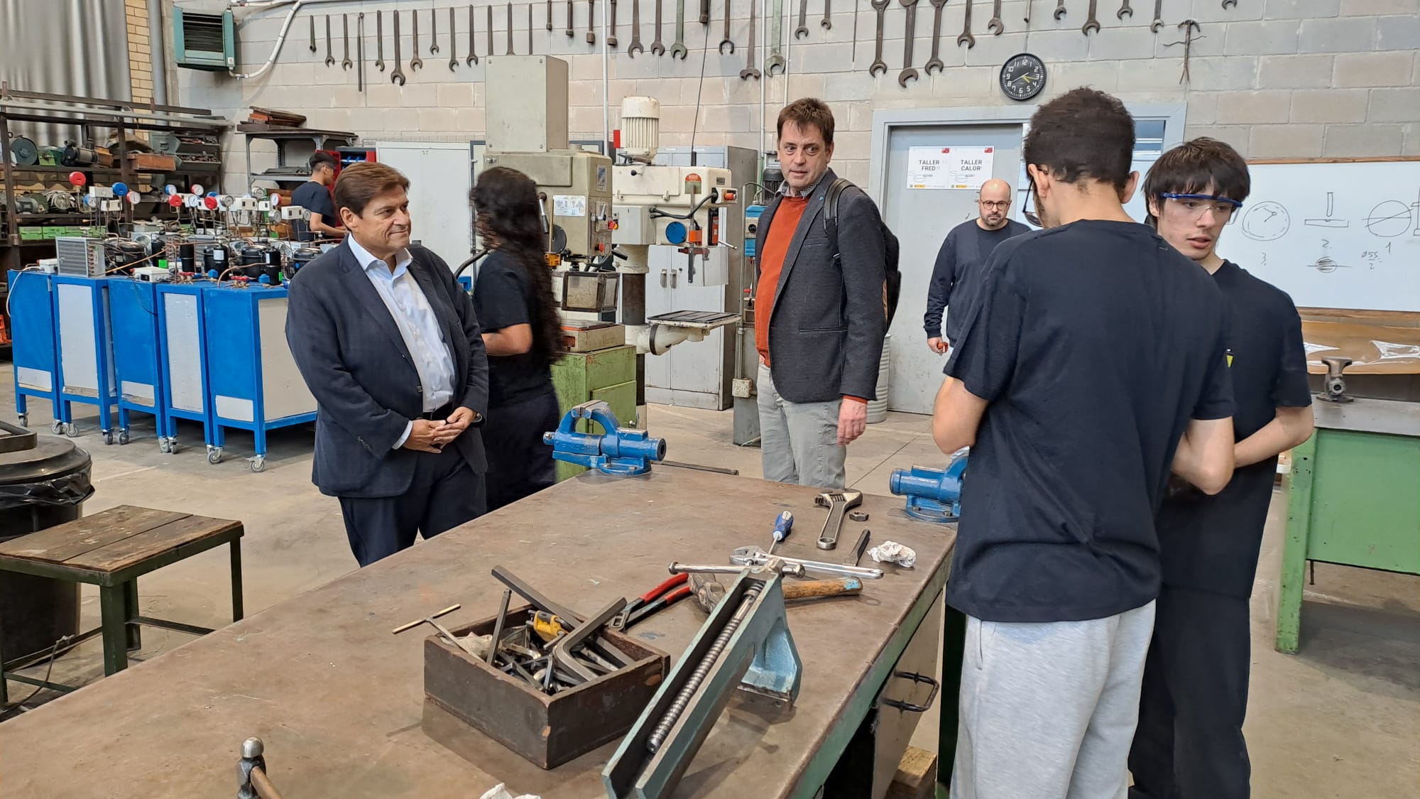 Aquest dijous, 6 de novembre, l'Institut Santa Eulàlia de Terrassa ha celebrat l'acte institucional 'Santa Eulàlia i empresa: el repte de formar per treballar', el qual estava enfocat a consolidar i enfortir vincles amb el teixit empresarial i les institucions. L'esdeveniment ha comptat amb la participació de Ramon Talamàs, president de Cambra de Comerç de Terrassa; Raúl Díaz-Varela, president i CEO de Kern Pharma; Pere Ejarque, representant de CECOT Terrassa; i Patricia Reche, regidora d'Educació de l'Ajuntament de Terrassa. L'acte ha començat amb una breu visita a les instal·lacions de formació professional i ha continuat amb parlaments i una taula rodona | Oriol Manrique