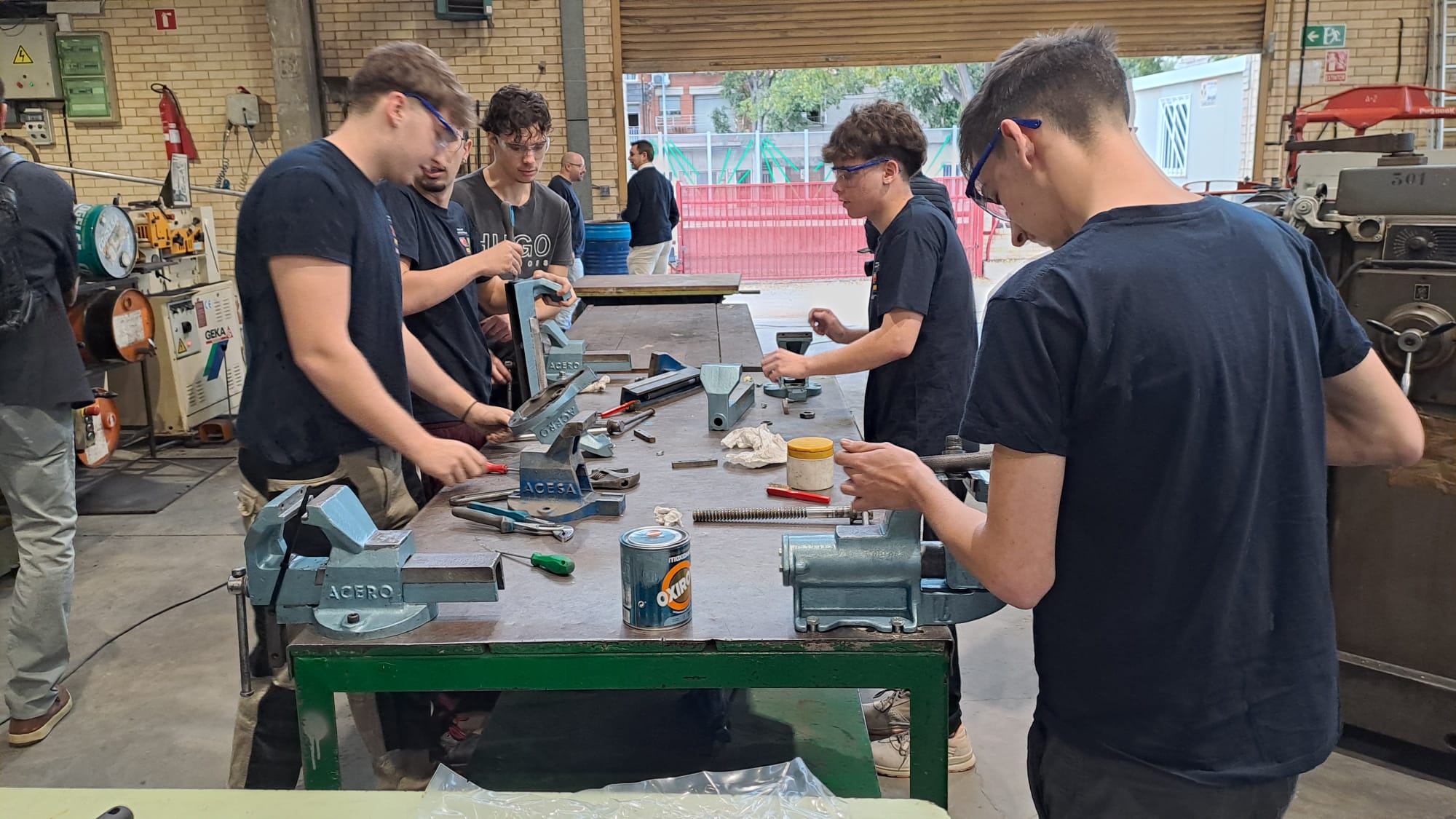 Aquest dijous, 6 de novembre, l'Institut Santa Eulàlia de Terrassa ha celebrat l'acte institucional 'Santa Eulàlia i empresa: el repte de formar per treballar', el qual estava enfocat a consolidar i enfortir vincles amb el teixit empresarial i les institucions. L'esdeveniment ha comptat amb la participació de Ramon Talamàs, president de Cambra de Comerç de Terrassa; Raúl Díaz-Varela, president i CEO de Kern Pharma; Pere Ejarque, representant de CECOT Terrassa; i Patricia Reche, regidora d'Educació de l'Ajuntament de Terrassa. L'acte ha començat amb una breu visita a les instal·lacions de formació professional i ha continuat amb parlaments i una taula rodona | Oriol Manrique