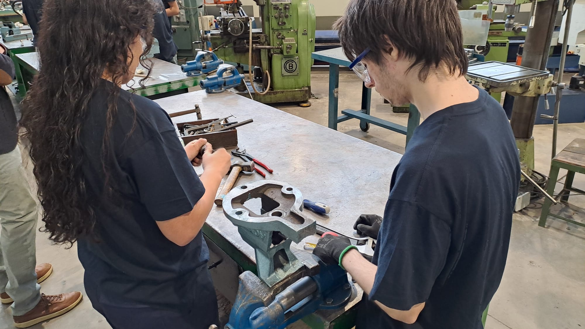 Aquest dijous, 6 de novembre, l'Institut Santa Eulàlia de Terrassa ha celebrat l'acte institucional 'Santa Eulàlia i empresa: el repte de formar per treballar', el qual estava enfocat a consolidar i enfortir vincles amb el teixit empresarial i les institucions. L'esdeveniment ha comptat amb la participació de Ramon Talamàs, president de Cambra de Comerç de Terrassa; Raúl Díaz-Varela, president i CEO de Kern Pharma; Pere Ejarque, representant de CECOT Terrassa; i Patricia Reche, regidora d'Educació de l'Ajuntament de Terrassa. L'acte ha començat amb una breu visita a les instal·lacions de formació professional i ha continuat amb parlaments i una taula rodona | Oriol Manrique