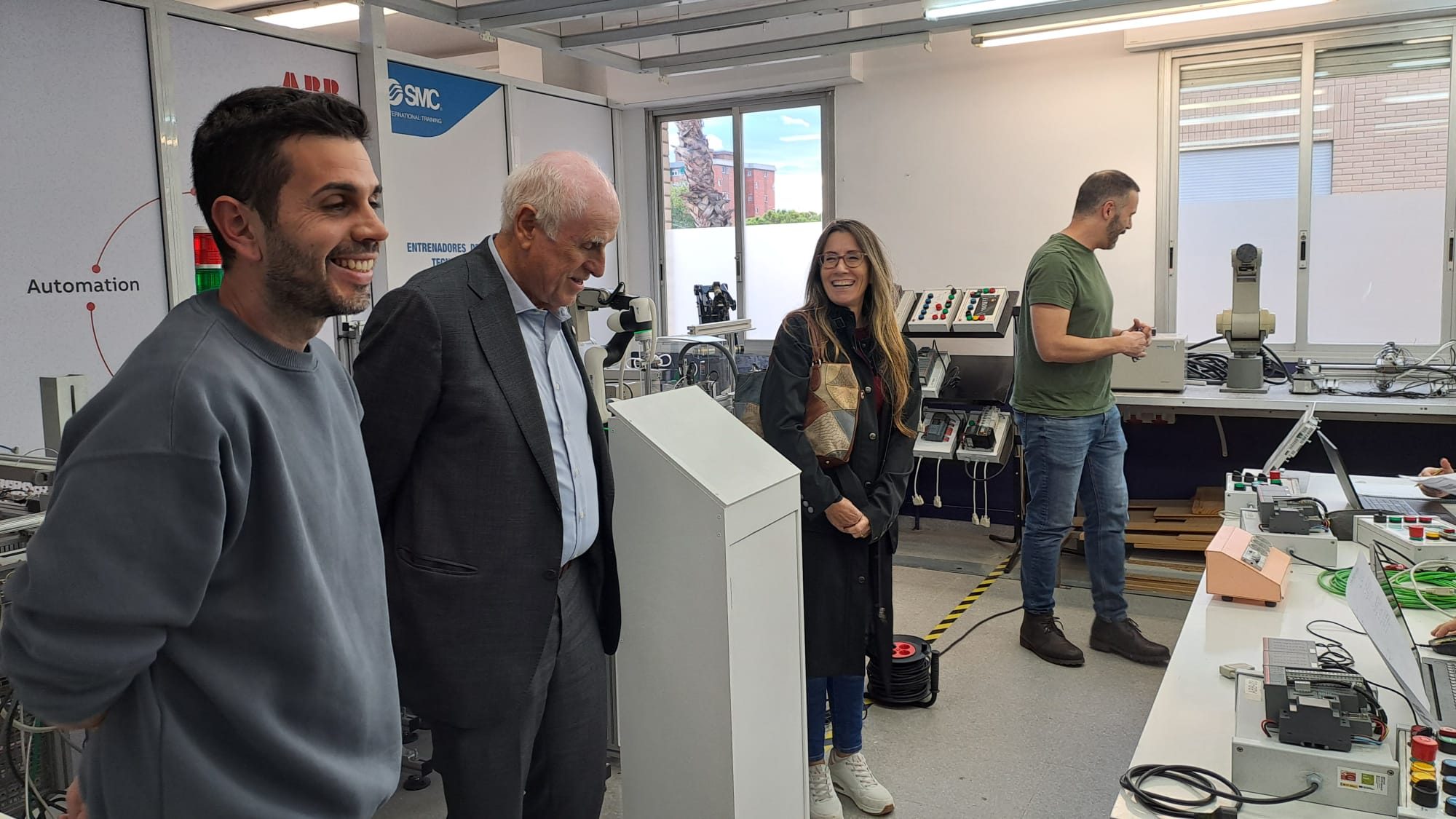 Aquest dijous, 6 de novembre, l'Institut Santa Eulàlia de Terrassa ha celebrat l'acte institucional 'Santa Eulàlia i empresa: el repte de formar per treballar', el qual estava enfocat a consolidar i enfortir vincles amb el teixit empresarial i les institucions. L'esdeveniment ha comptat amb la participació de Ramon Talamàs, president de Cambra de Comerç de Terrassa; Raúl Díaz-Varela, president i CEO de Kern Pharma; Pere Ejarque, representant de CECOT Terrassa; i Patricia Reche, regidora d'Educació de l'Ajuntament de Terrassa. L'acte ha començat amb una breu visita a les instal·lacions de formació professional i ha continuat amb parlaments i una taula rodona | Oriol Manrique