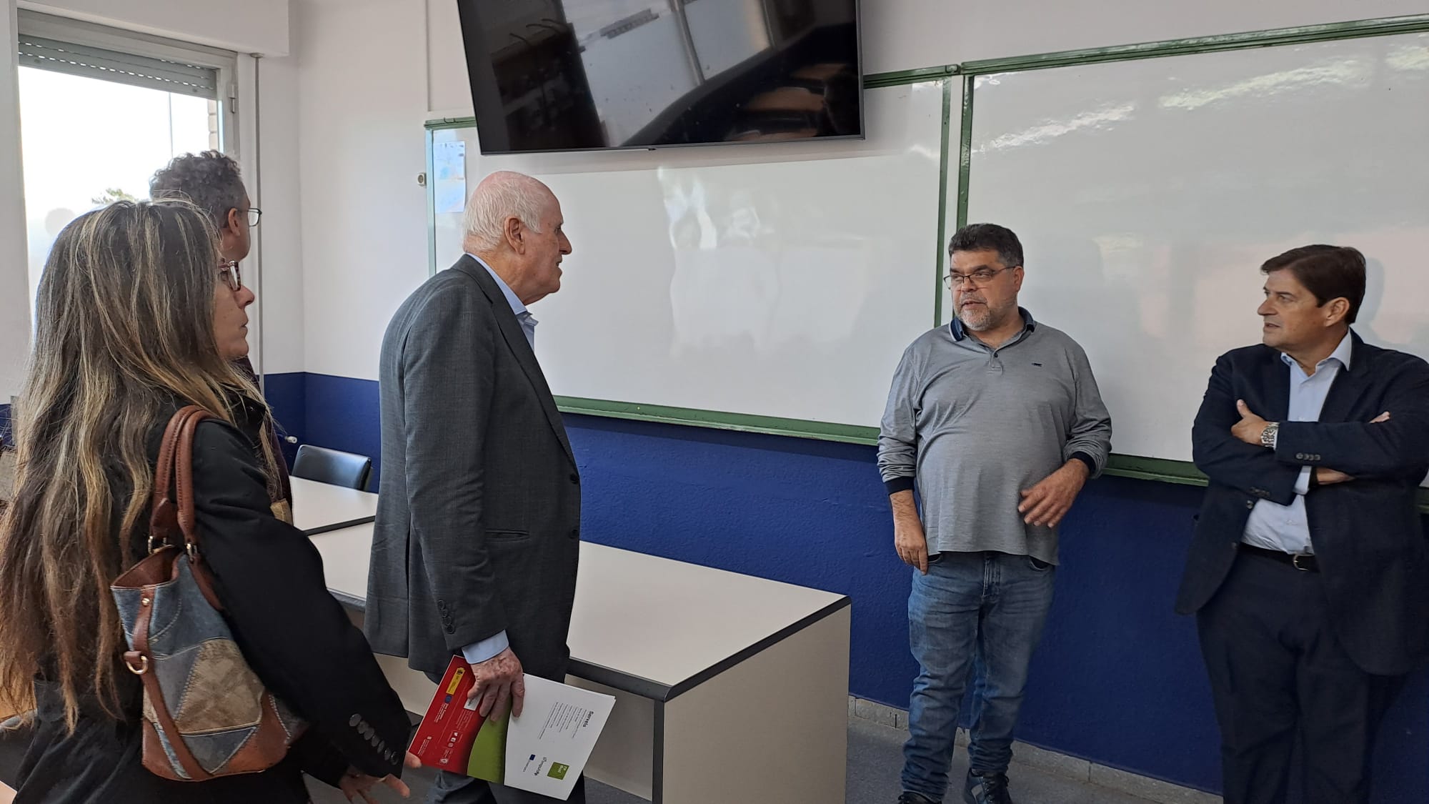 Aquest dijous, 6 de novembre, l'Institut Santa Eulàlia de Terrassa ha celebrat l'acte institucional 'Santa Eulàlia i empresa: el repte de formar per treballar', el qual estava enfocat a consolidar i enfortir vincles amb el teixit empresarial i les institucions. L'esdeveniment ha comptat amb la participació de Ramon Talamàs, president de Cambra de Comerç de Terrassa; Raúl Díaz-Varela, president i CEO de Kern Pharma; Pere Ejarque, representant de CECOT Terrassa; i Patricia Reche, regidora d'Educació de l'Ajuntament de Terrassa. L'acte ha començat amb una breu visita a les instal·lacions de formació professional i ha continuat amb parlaments i una taula rodona | Oriol Manrique