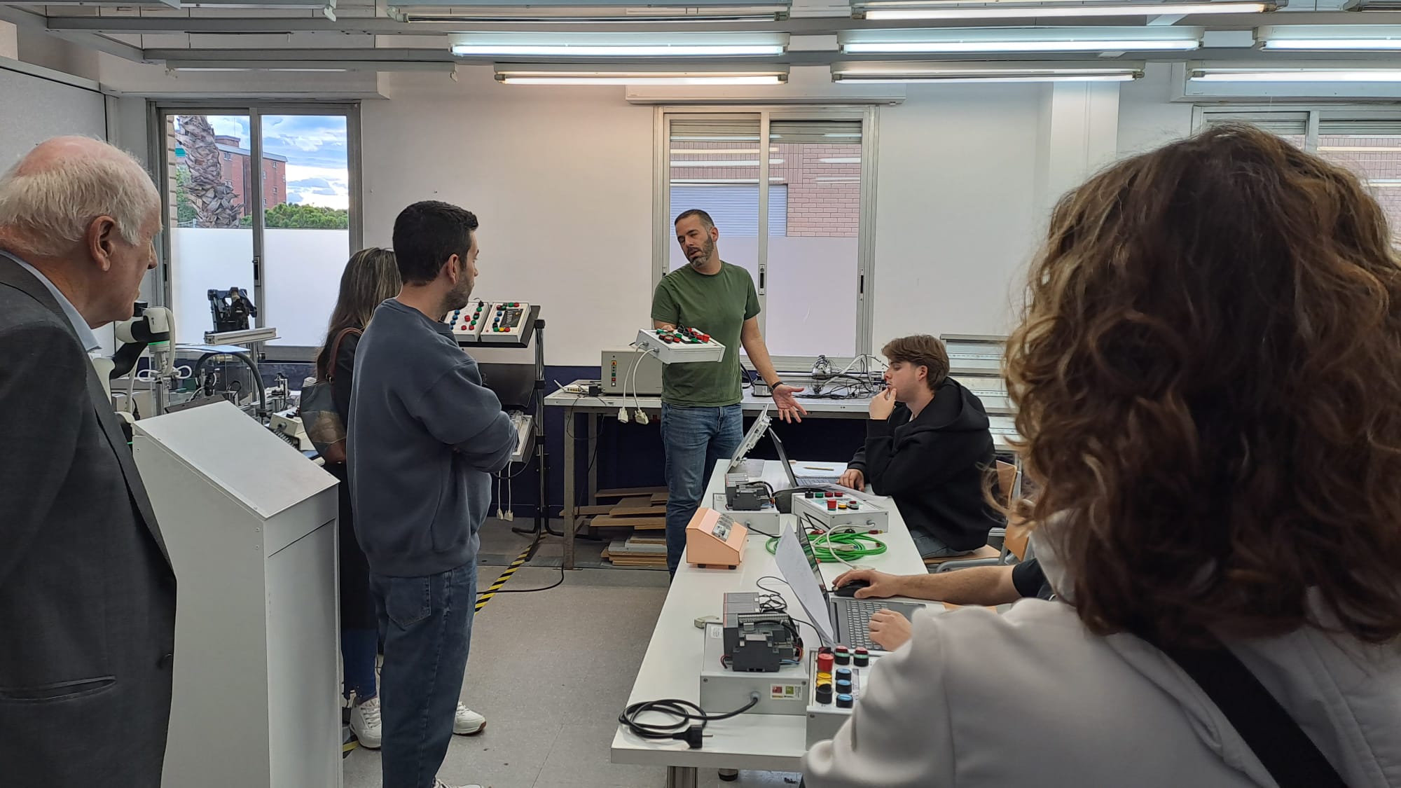 Aquest dijous, 6 de novembre, l'Institut Santa Eulàlia de Terrassa ha celebrat l'acte institucional 'Santa Eulàlia i empresa: el repte de formar per treballar', el qual estava enfocat a consolidar i enfortir vincles amb el teixit empresarial i les institucions. L'esdeveniment ha comptat amb la participació de Ramon Talamàs, president de Cambra de Comerç de Terrassa; Raúl Díaz-Varela, president i CEO de Kern Pharma; Pere Ejarque, representant de CECOT Terrassa; i Patricia Reche, regidora d'Educació de l'Ajuntament de Terrassa. L'acte ha començat amb una breu visita a les instal·lacions de formació professional i ha continuat amb parlaments i una taula rodona | Oriol Manrique