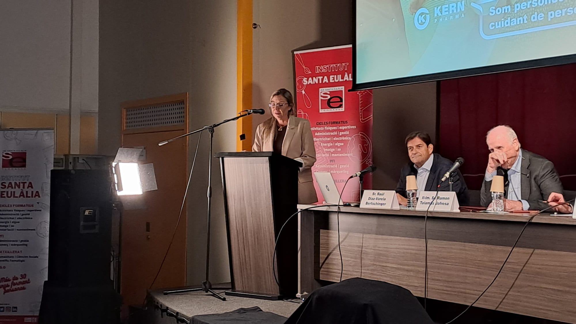 Aquest dijous, 6 de novembre, l'Institut Santa Eulàlia de Terrassa ha celebrat l'acte institucional 'Santa Eulàlia i empresa: el repte de formar per treballar', el qual estava enfocat a consolidar i enfortir vincles amb el teixit empresarial i les institucions. L'esdeveniment ha comptat amb la participació de Ramon Talamàs, president de Cambra de Comerç de Terrassa; Raúl Díaz-Varela, president i CEO de Kern Pharma; Pere Ejarque, representant de CECOT Terrassa; i Patricia Reche, regidora d'Educació de l'Ajuntament de Terrassa. L'acte ha començat amb una breu visita a les instal·lacions de formació professional i ha continuat amb parlaments i una taula rodona | Oriol Manrique