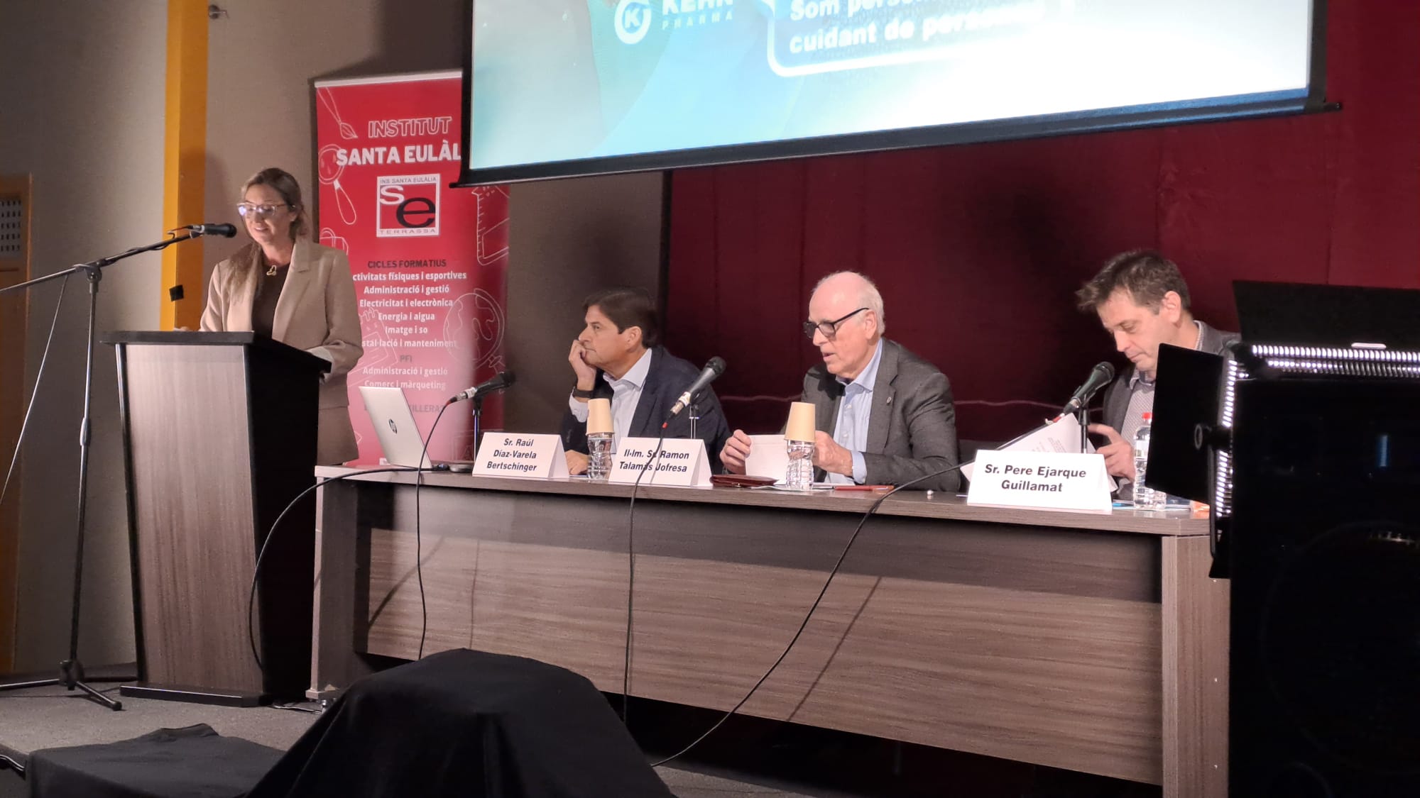 Aquest dijous, 6 de novembre, l'Institut Santa Eulàlia de Terrassa ha celebrat l'acte institucional 'Santa Eulàlia i empresa: el repte de formar per treballar', el qual estava enfocat a consolidar i enfortir vincles amb el teixit empresarial i les institucions. L'esdeveniment ha comptat amb la participació de Ramon Talamàs, president de Cambra de Comerç de Terrassa; Raúl Díaz-Varela, president i CEO de Kern Pharma; Pere Ejarque, representant de CECOT Terrassa; i Patricia Reche, regidora d'Educació de l'Ajuntament de Terrassa. L'acte ha començat amb una breu visita a les instal·lacions de formació professional i ha continuat amb parlaments i una taula rodona | Oriol Manrique