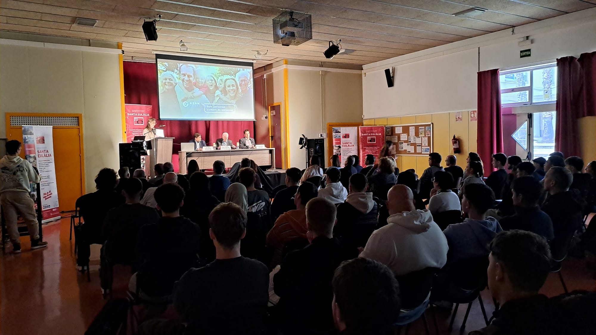 Aquest dijous, 6 de novembre, l'Institut Santa Eulàlia de Terrassa ha celebrat l'acte institucional 'Santa Eulàlia i empresa: el repte de formar per treballar', el qual estava enfocat a consolidar i enfortir vincles amb el teixit empresarial i les institucions. L'esdeveniment ha comptat amb la participació de Ramon Talamàs, president de Cambra de Comerç de Terrassa; Raúl Díaz-Varela, president i CEO de Kern Pharma; Pere Ejarque, representant de CECOT Terrassa; i Patricia Reche, regidora d'Educació de l'Ajuntament de Terrassa. L'acte ha començat amb una breu visita a les instal·lacions de formació professional i ha continuat amb parlaments i una taula rodona | Oriol Manrique