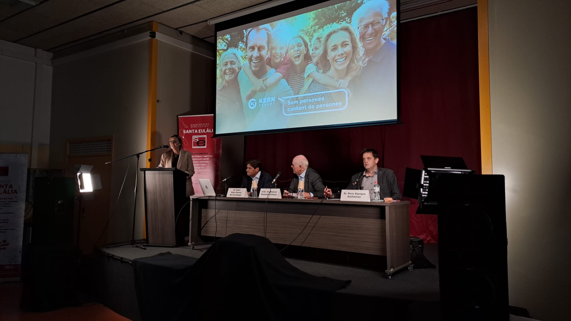 Aquest dijous, 6 de novembre, l'Institut Santa Eulàlia de Terrassa ha celebrat l'acte institucional 'Santa Eulàlia i empresa: el repte de formar per treballar', el qual estava enfocat a consolidar i enfortir vincles amb el teixit empresarial i les institucions. L'esdeveniment ha comptat amb la participació de Ramon Talamàs, president de Cambra de Comerç de Terrassa; Raúl Díaz-Varela, president i CEO de Kern Pharma; Pere Ejarque, representant de CECOT Terrassa; i Patricia Reche, regidora d'Educació de l'Ajuntament de Terrassa. L'acte ha començat amb una breu visita a les instal·lacions de formació professional i ha continuat amb parlaments i una taula rodona | Oriol Manrique