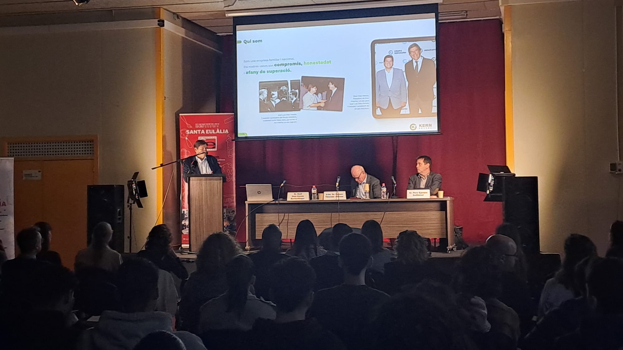 Aquest dijous, 6 de novembre, l'Institut Santa Eulàlia de Terrassa ha celebrat l'acte institucional 'Santa Eulàlia i empresa: el repte de formar per treballar', el qual estava enfocat a consolidar i enfortir vincles amb el teixit empresarial i les institucions. L'esdeveniment ha comptat amb la participació de Ramon Talamàs, president de Cambra de Comerç de Terrassa; Raúl Díaz-Varela, president i CEO de Kern Pharma; Pere Ejarque, representant de CECOT Terrassa; i Patricia Reche, regidora d'Educació de l'Ajuntament de Terrassa. L'acte ha començat amb una breu visita a les instal·lacions de formació professional i ha continuat amb parlaments i una taula rodona | Oriol Manrique