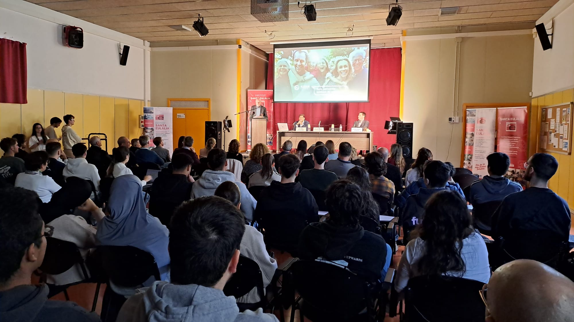 Aquest dijous, 6 de novembre, l'Institut Santa Eulàlia de Terrassa ha celebrat l'acte institucional 'Santa Eulàlia i empresa: el repte de formar per treballar', el qual estava enfocat a consolidar i enfortir vincles amb el teixit empresarial i les institucions. L'esdeveniment ha comptat amb la participació de Ramon Talamàs, president de Cambra de Comerç de Terrassa; Raúl Díaz-Varela, president i CEO de Kern Pharma; Pere Ejarque, representant de CECOT Terrassa; i Patricia Reche, regidora d'Educació de l'Ajuntament de Terrassa. L'acte ha començat amb una breu visita a les instal·lacions de formació professional i ha continuat amb parlaments i una taula rodona | Oriol Manrique