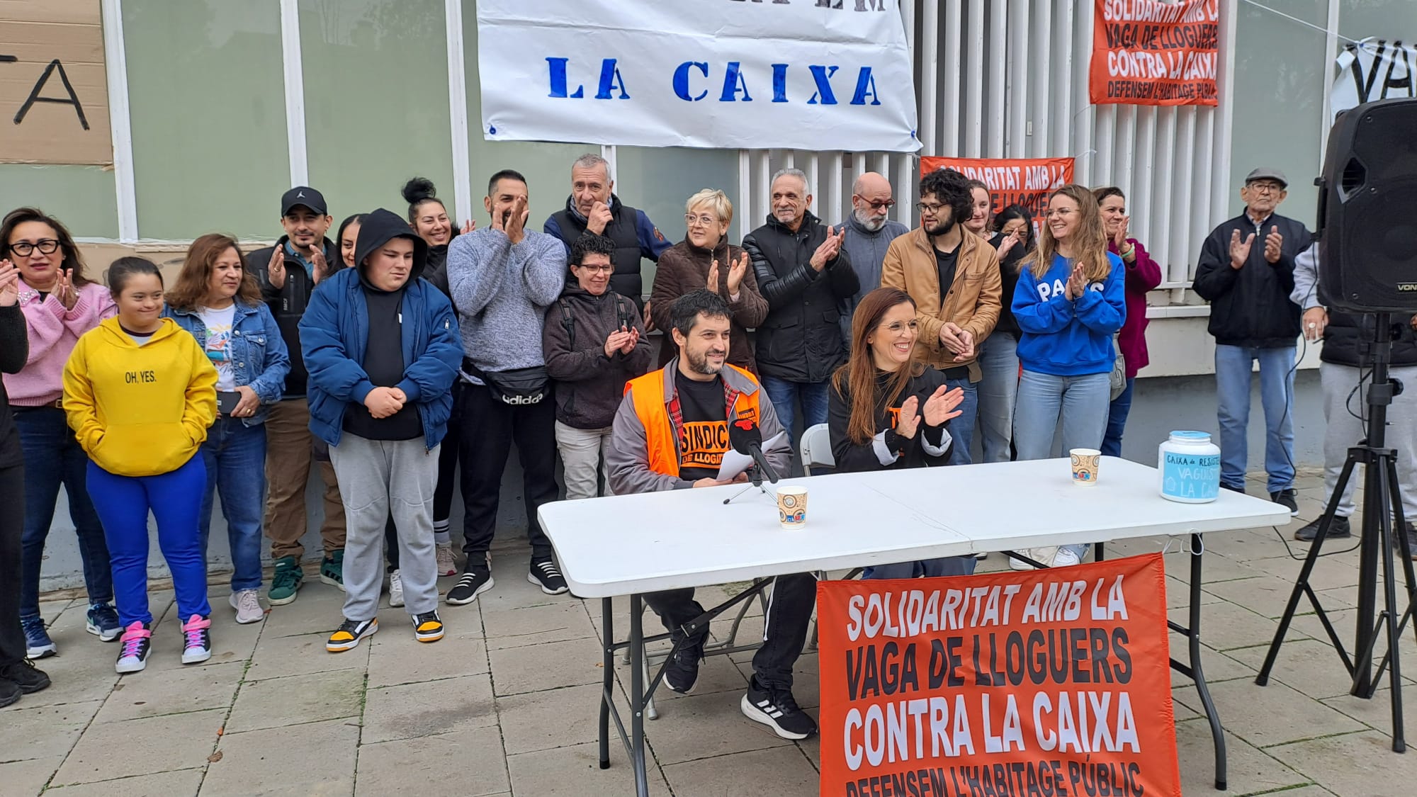 El bloc de Can Colomer, junt amb el Sindicat de Llogateres de Terrassa, s'uneixen a la vaga de llogaters contra la Caixa | Oriol Manrique