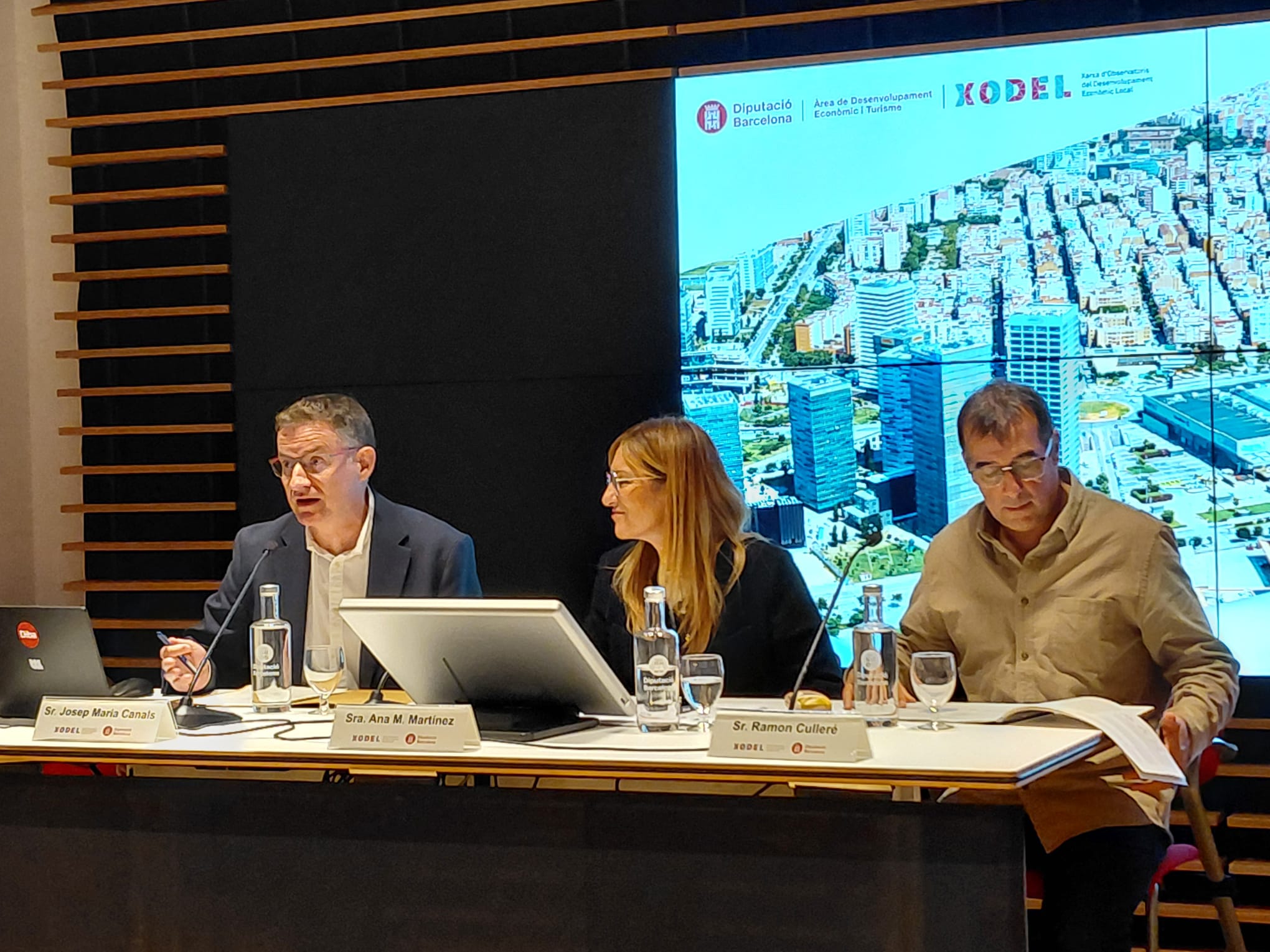 La diputada de Desenvolupament Econòmic i Turisme, Ana Maria Martínez, amb els autors de l'estudi, Pep Canals i Ramon Culleré | Diputació de Barcelona
