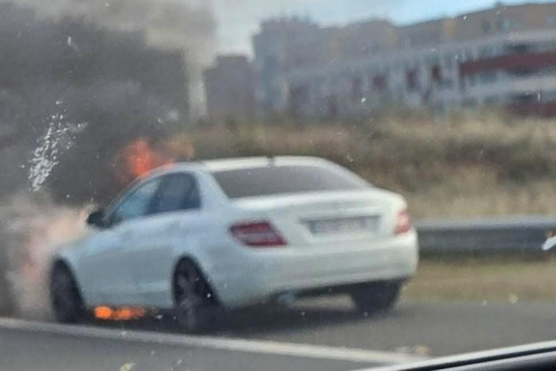 Crema totalment un cotxe que circulava per la B-40 a Terrassa | Cedida