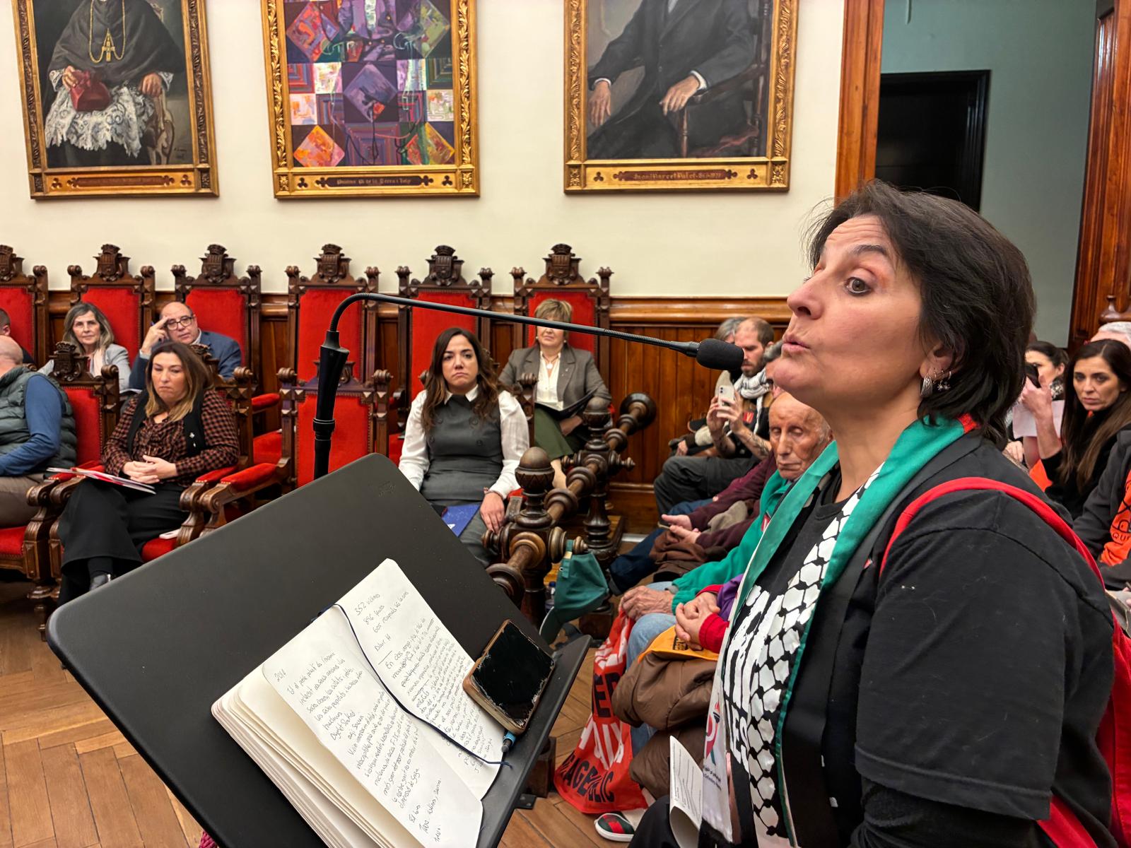 Judit Piñol, representant del Col·lectiu Terrassa amb Palestina, en el Ple Municipal de Terrassa | Vicenç Batalla